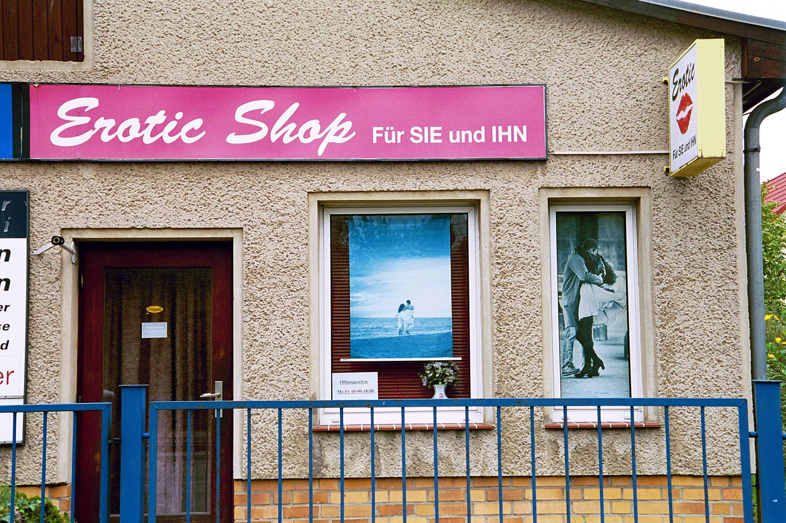 Sexshops Berlin: Erotic Shop für Sie und Ihn in Marzahn, 2003. Foto: Imago/Schöning