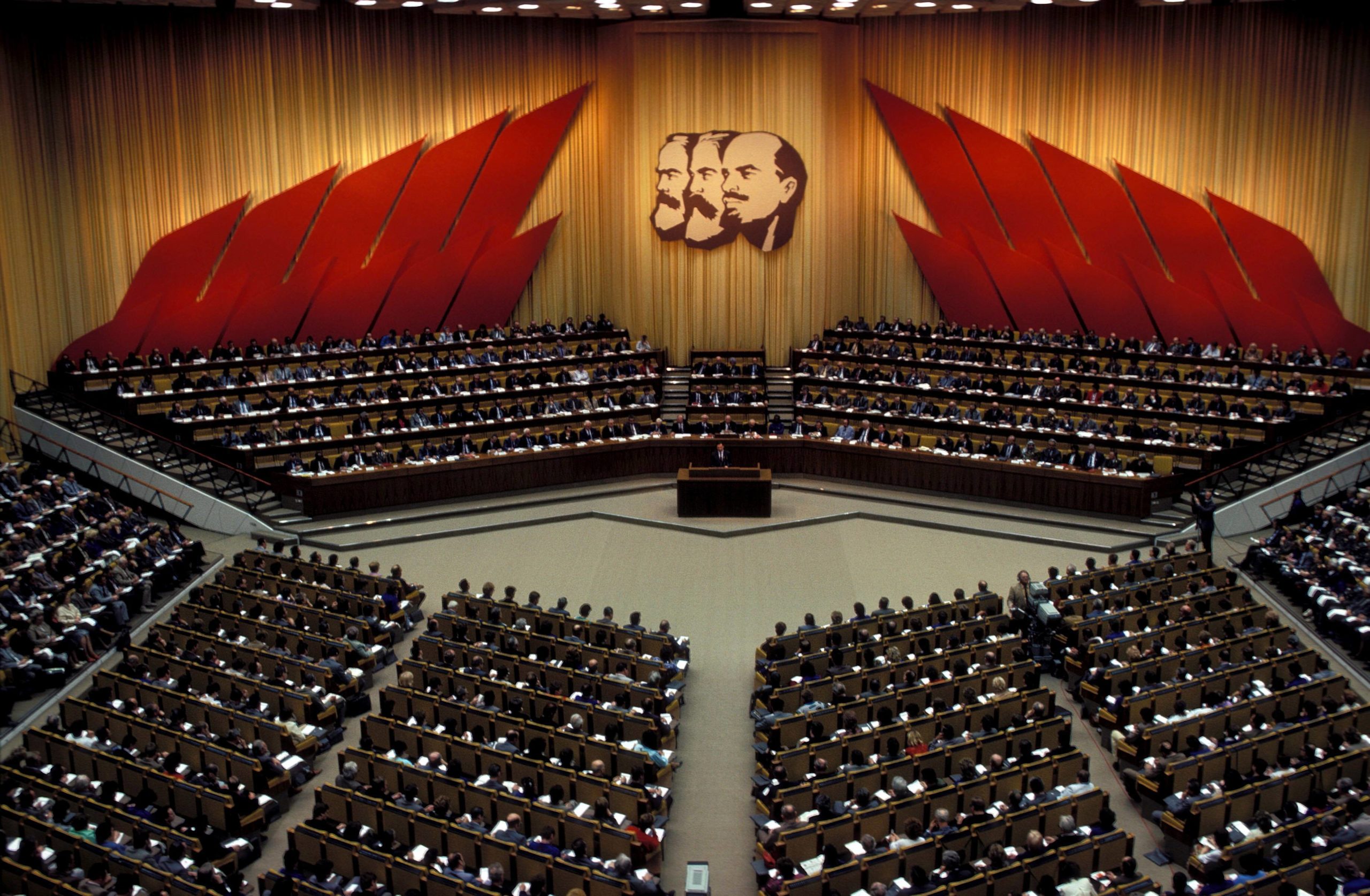 11. Parteitag der SED – Delegierte im Palast der Republik, 1986. Foto: Imago/Günter Schneider