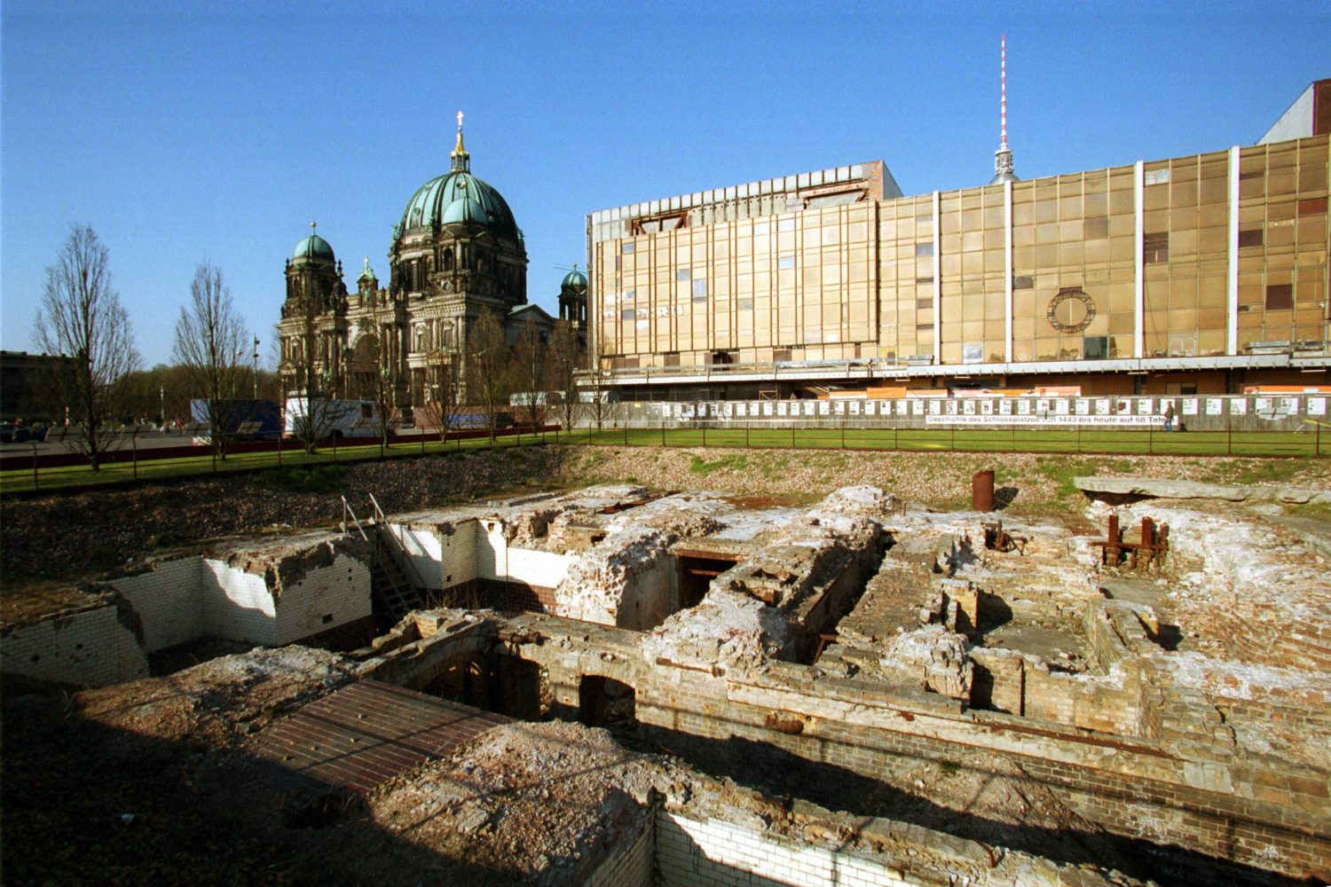 Ausgrabungen Berlin - Ausgrabungen im Vorfeld des Stadtschloss-Baus, noch vor dem Abriss des Palasts der Republik, März 2003. Foto: Imago/Bonn-Sequenz