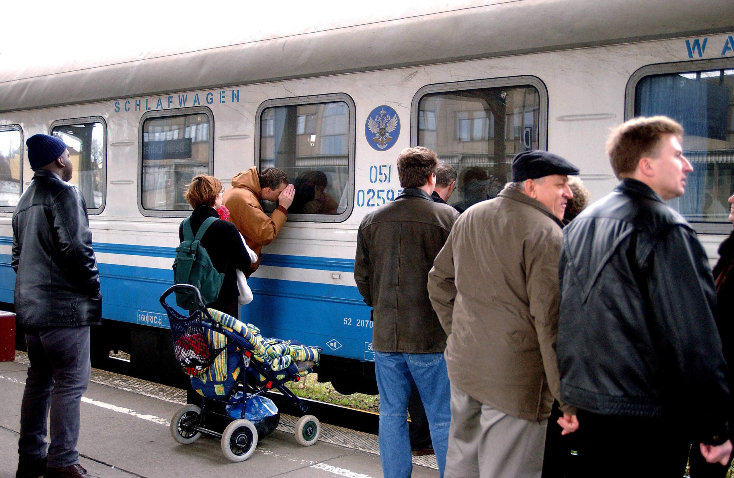 Reisende vor einem Schlafwagen am Bahnhof Berlin-Lichtenberg  Foto: Imago Images/Seeliger 