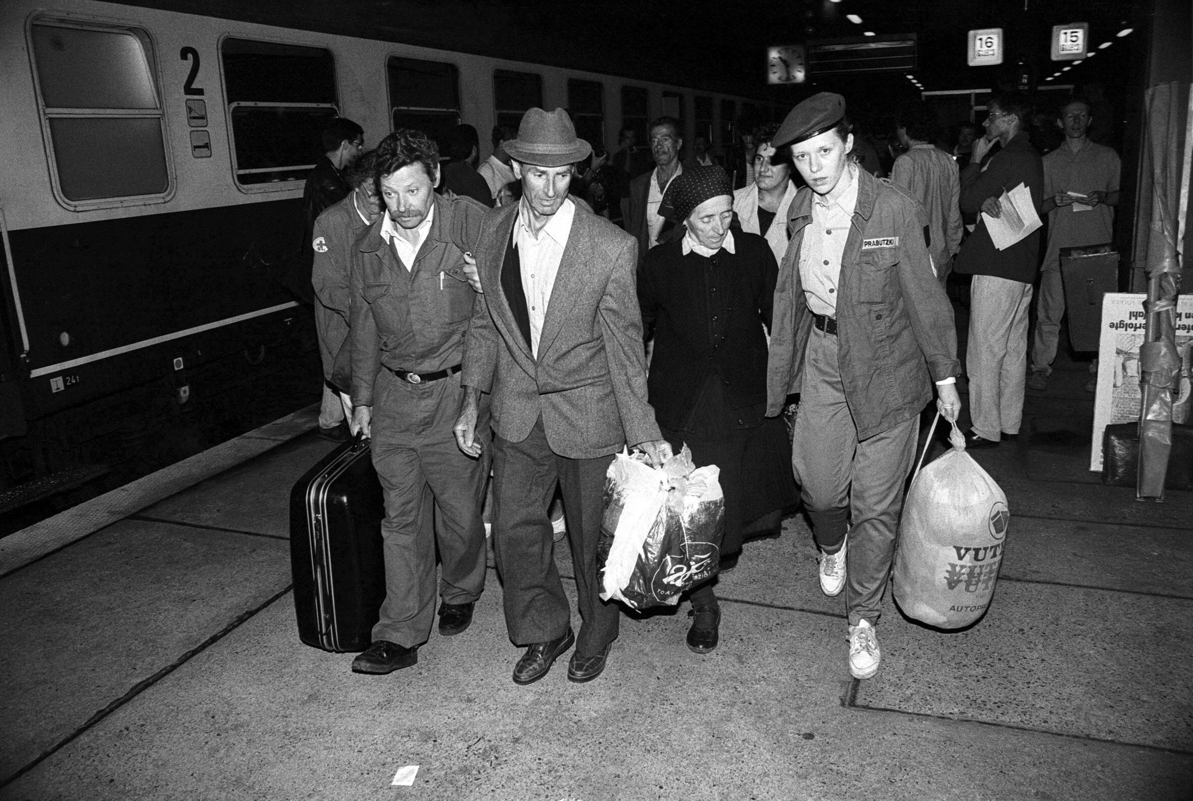 Kriegsflüchtlinge aus Jugoslawien bei ihrer Ankunft auf dem Bahnhof Berlin-Lichtenberg Foto: Imago Images/Bernd Friedel
