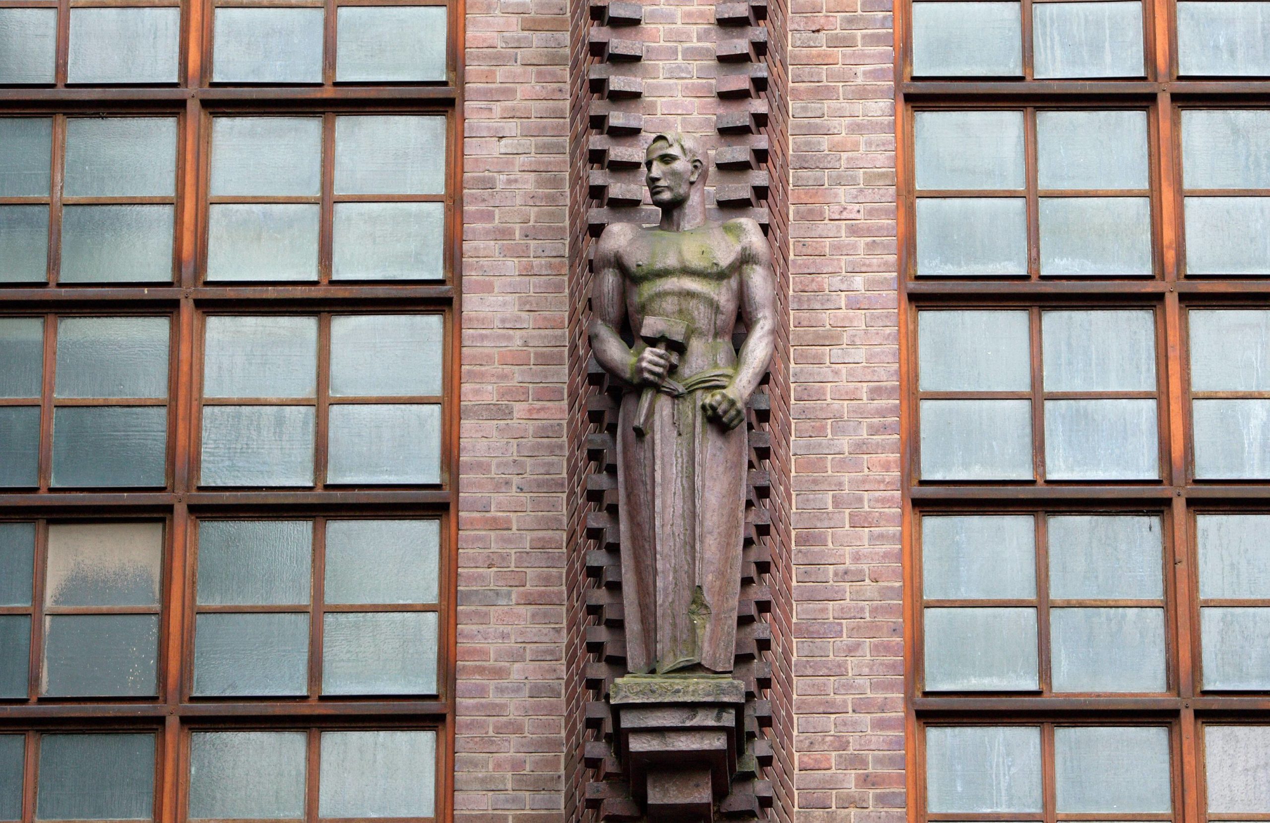 Die Anordnung der Backsteine ist typisch für Architektur des Expressionismus. Die Figur an der Fassade stammt von Anton Lechtner. Foto: Imago/Enters