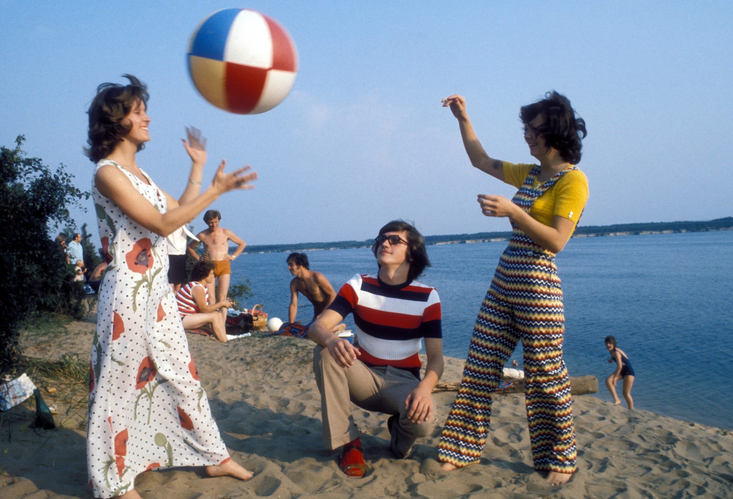 Mode in der DDR: Jugendliche beim Ballspielen am Strand des Müggelsees in Ost-Berlin, Ende der Siebziger. Foto: Imago/Sven Simon