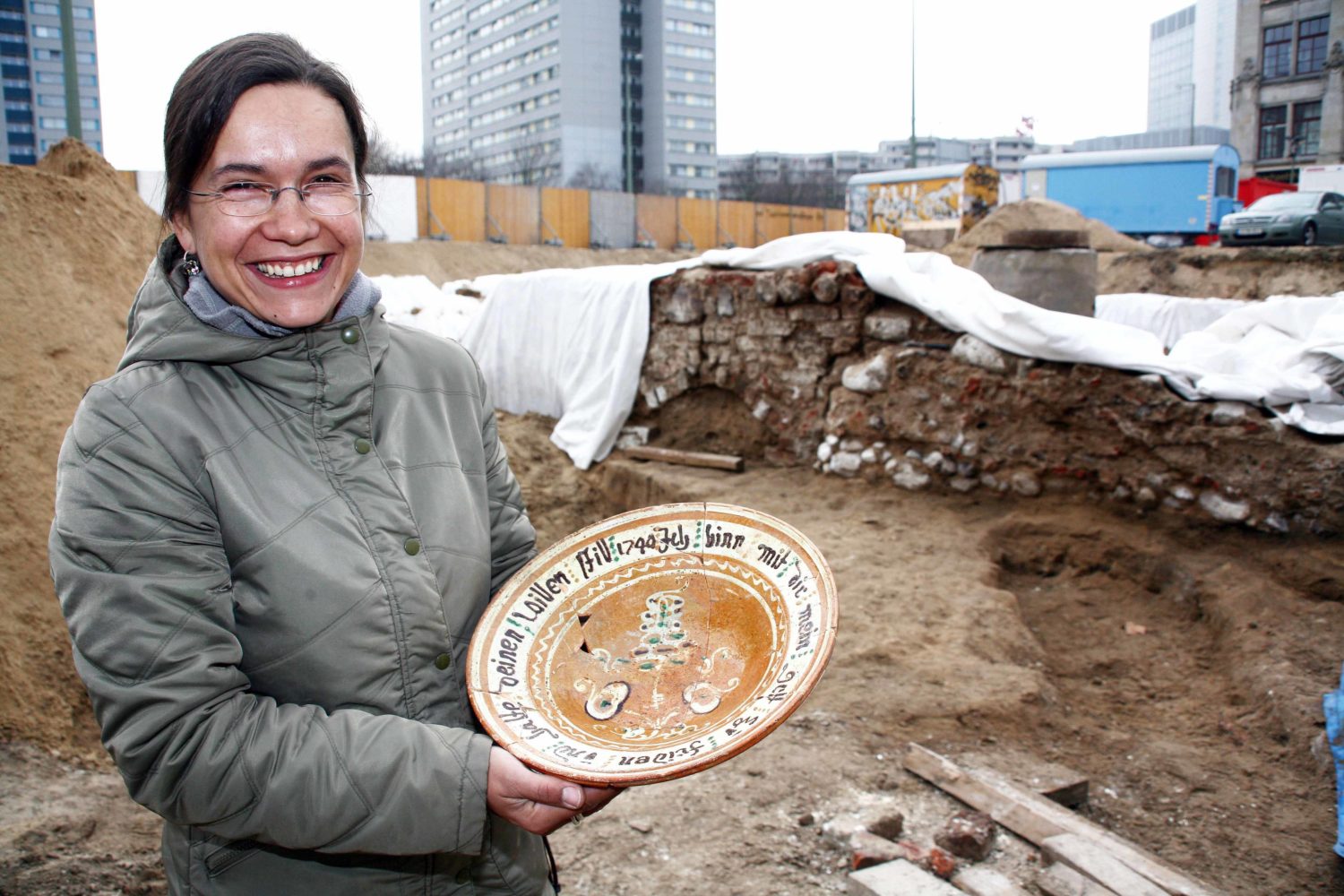 Ausgrabungen Berlin - Archäologin Claudia Maria Melisch zeigt einen Teller aus dem Jahr 1744 gefunden während Ausgrabungen am Petriplatz in Berlin, Januar 2008. Foto: Imago/Sabine Gudath