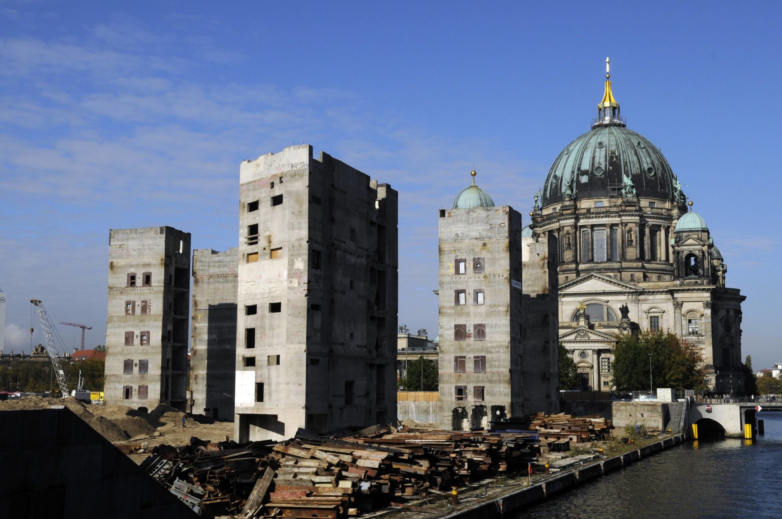 Rückbau von Palast der Republik, dahinter der Berliner Dom, 2008. Foto: Imago/Bernd Friedel