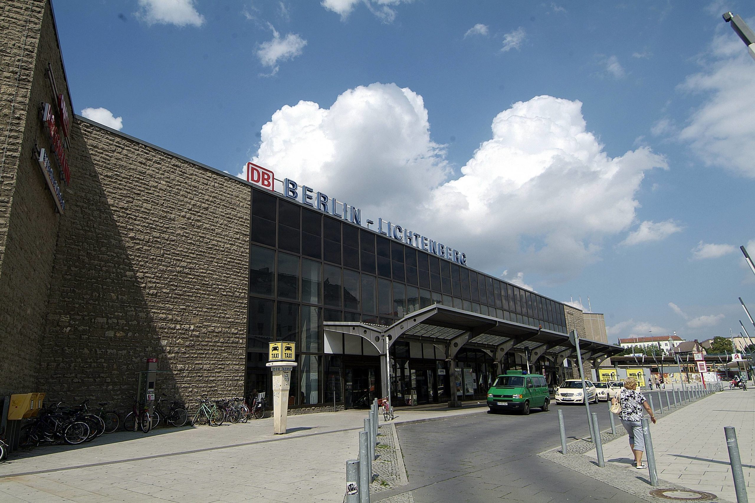 Der Eingang zum Bahnhof in der Weitlingstraße. Foto: Imago Images/Manja Elsässer 