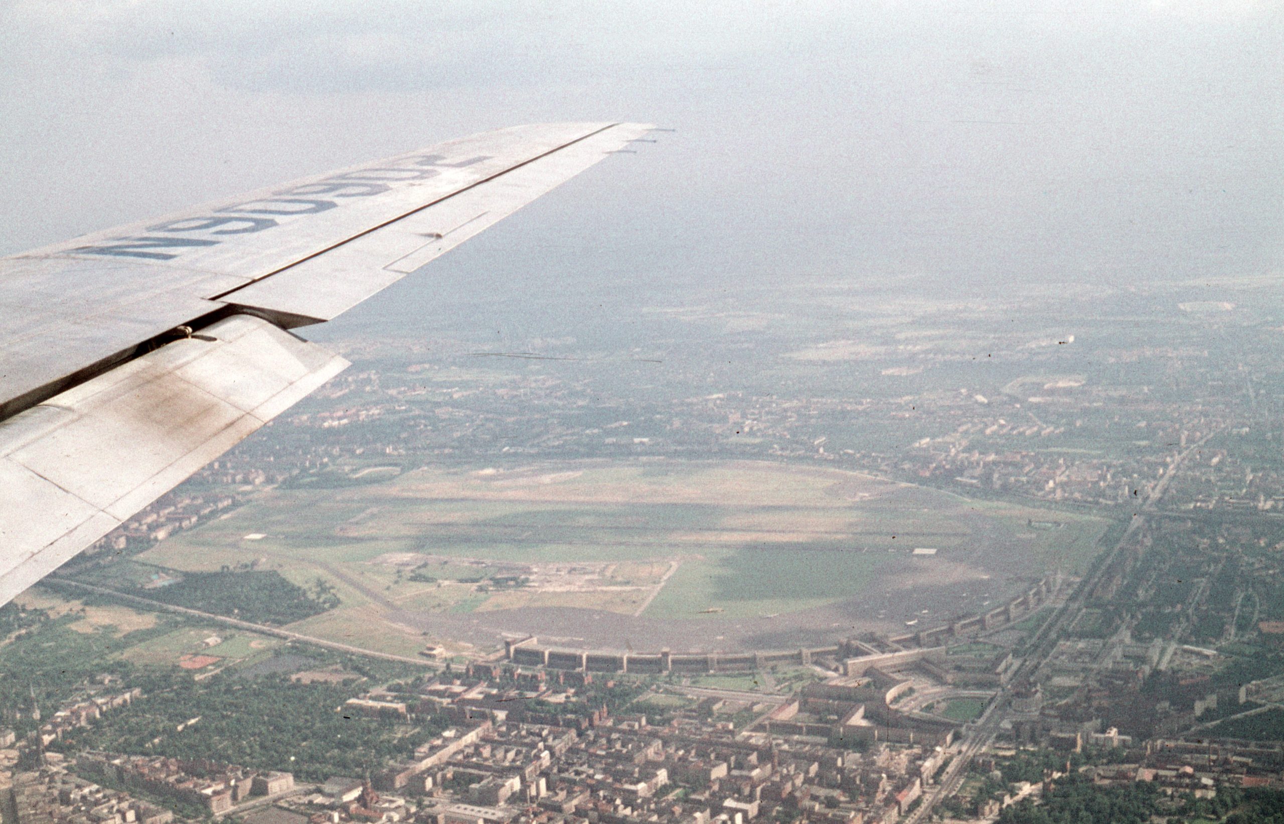 Landeanflug auf den Zentralflughafen, circa 1958. Fotos wie dieses konnte man vom Tempelhofer Feld bis 2008 machen. Foto: Imago/Gerhard Leber