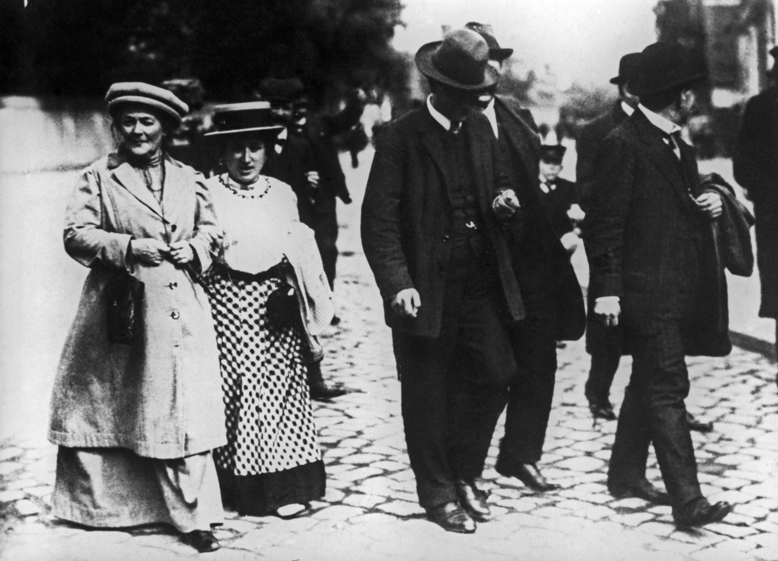 Clara Zetkin und Rosa Luxemburg auf dem Weg zum SPD-Kongress in Magdeburg, 1910. Foto: Imago/Itar-Tass