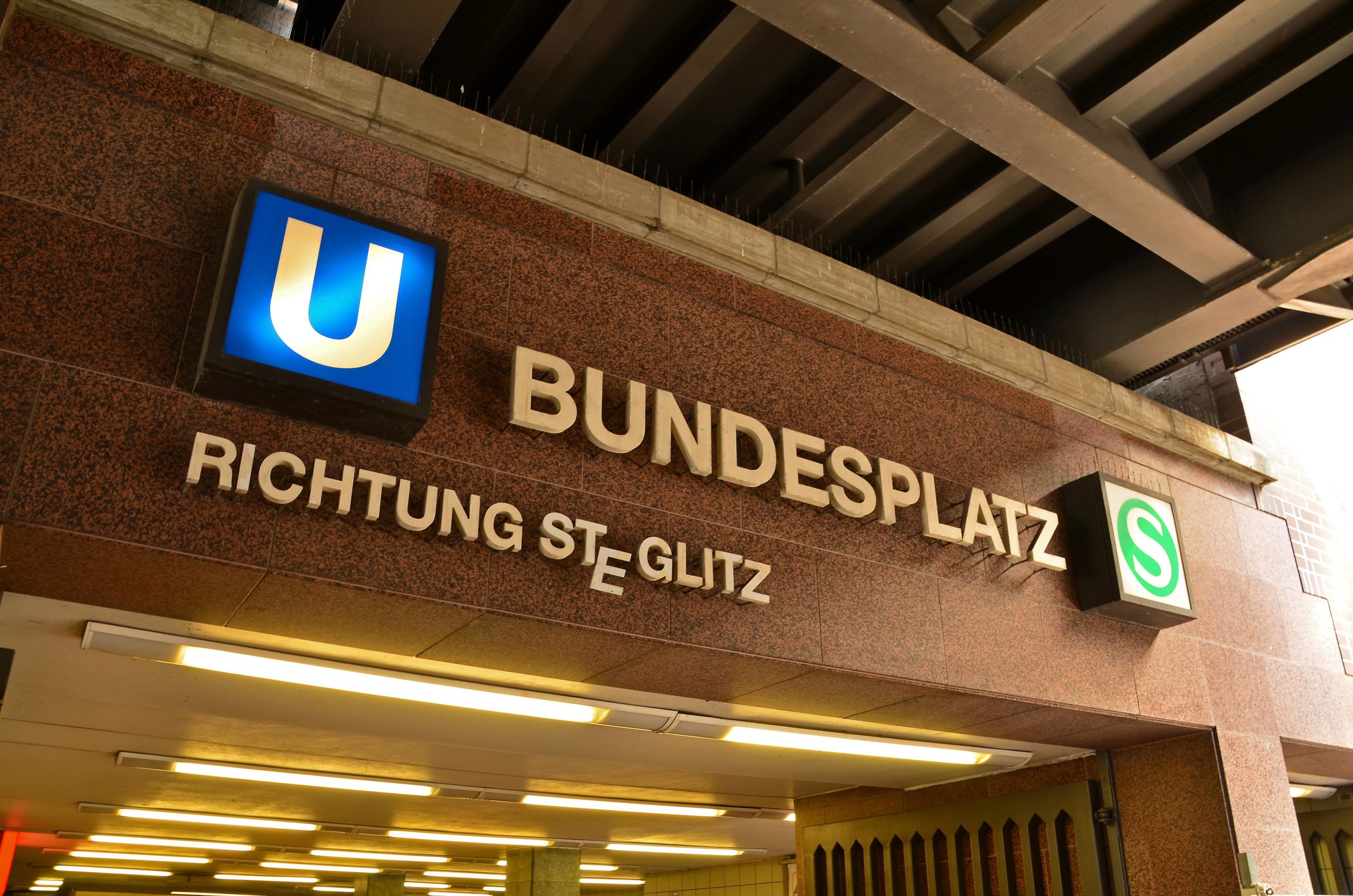 Oben Ringbahn, unten U9: Der Bundeslatz ist ein geschäftiger Umsteigebahnhof. Foto: Imago/Raimund Müller