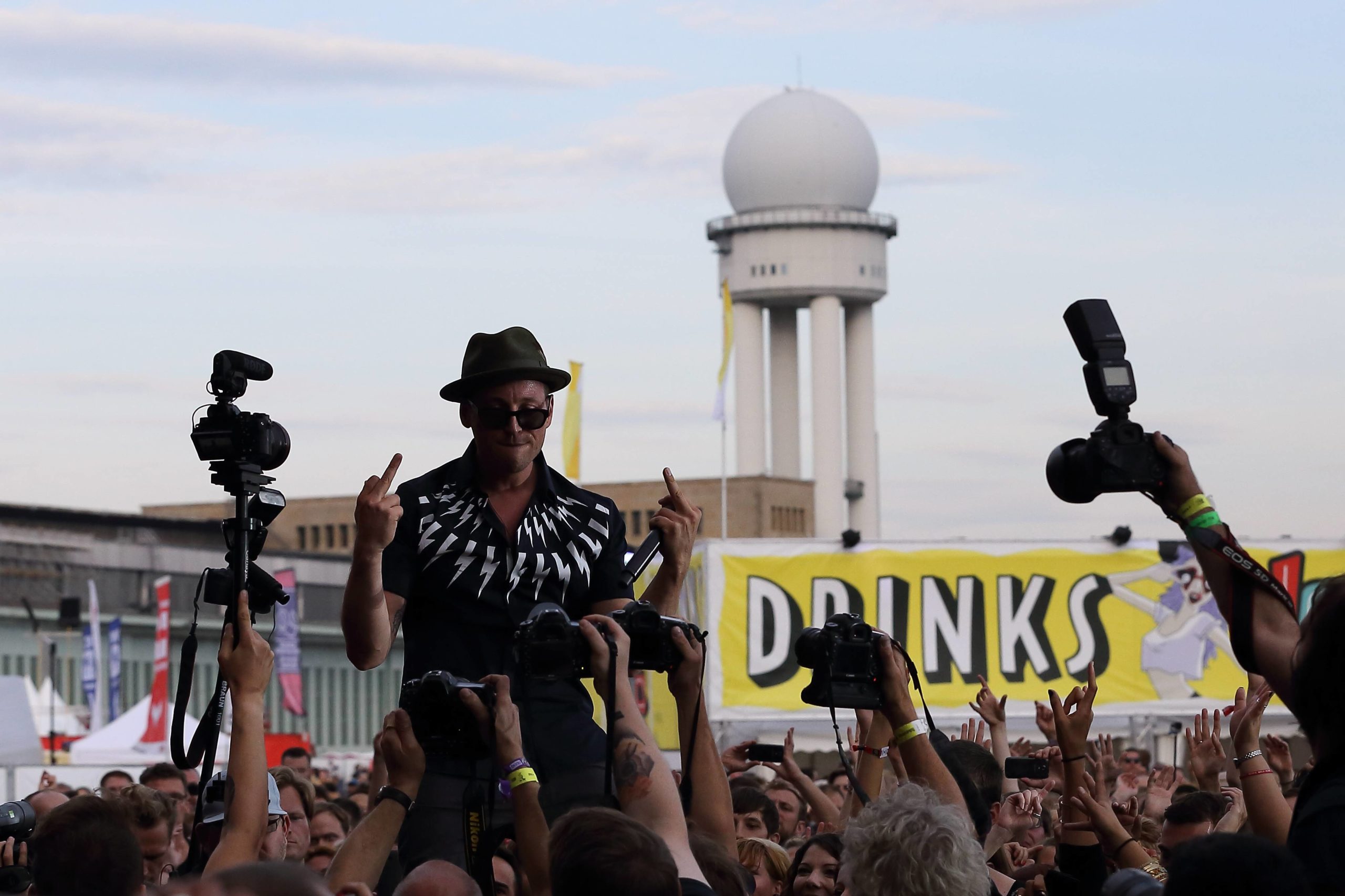 Geste der Wertschätzung: Beatsteaks beim Lollapalooza-Festival 2015. Foto: Imago/Martin Müller