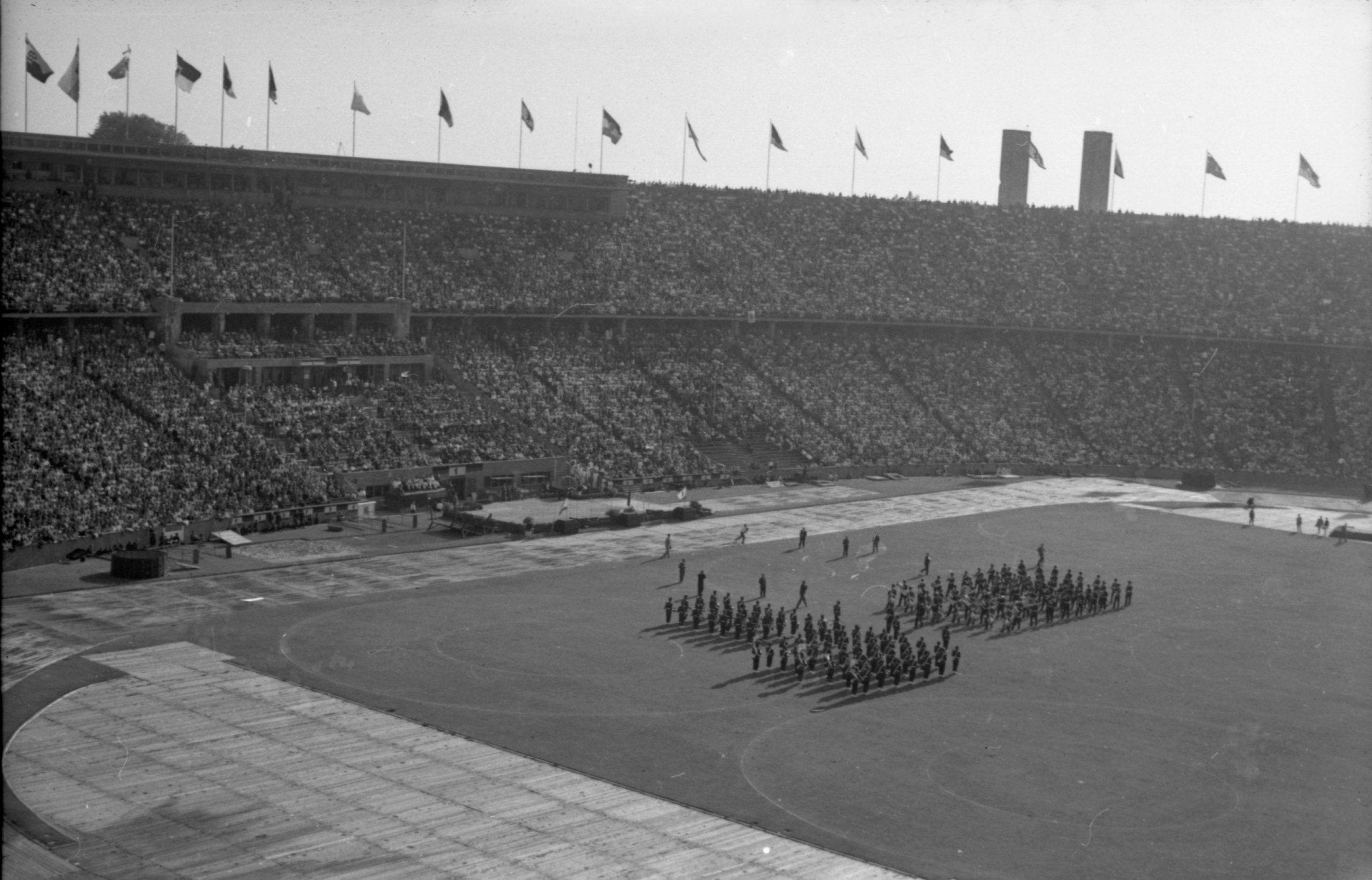 Olympiastadion Nachdem das Stadion nicht mehr von der britischen Militärregierung besetzt wurde, konnten wieder Großveranstaltungen wie das Polizeifest stattfinden. 