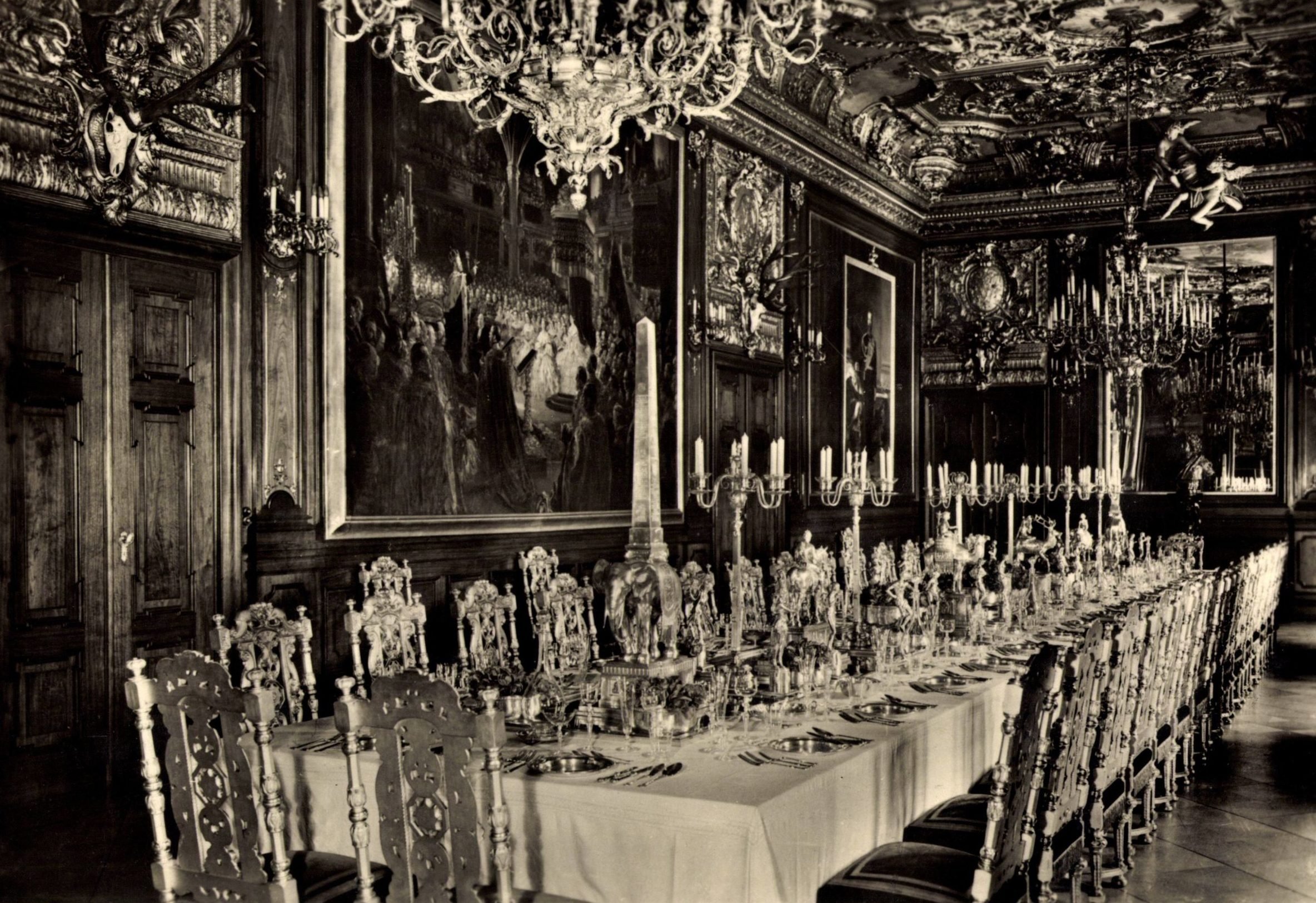 Prunkvoller Saal mit festlich gedeckter Tafel im Berliner Schloss. Foto: Imago/Arkivi
