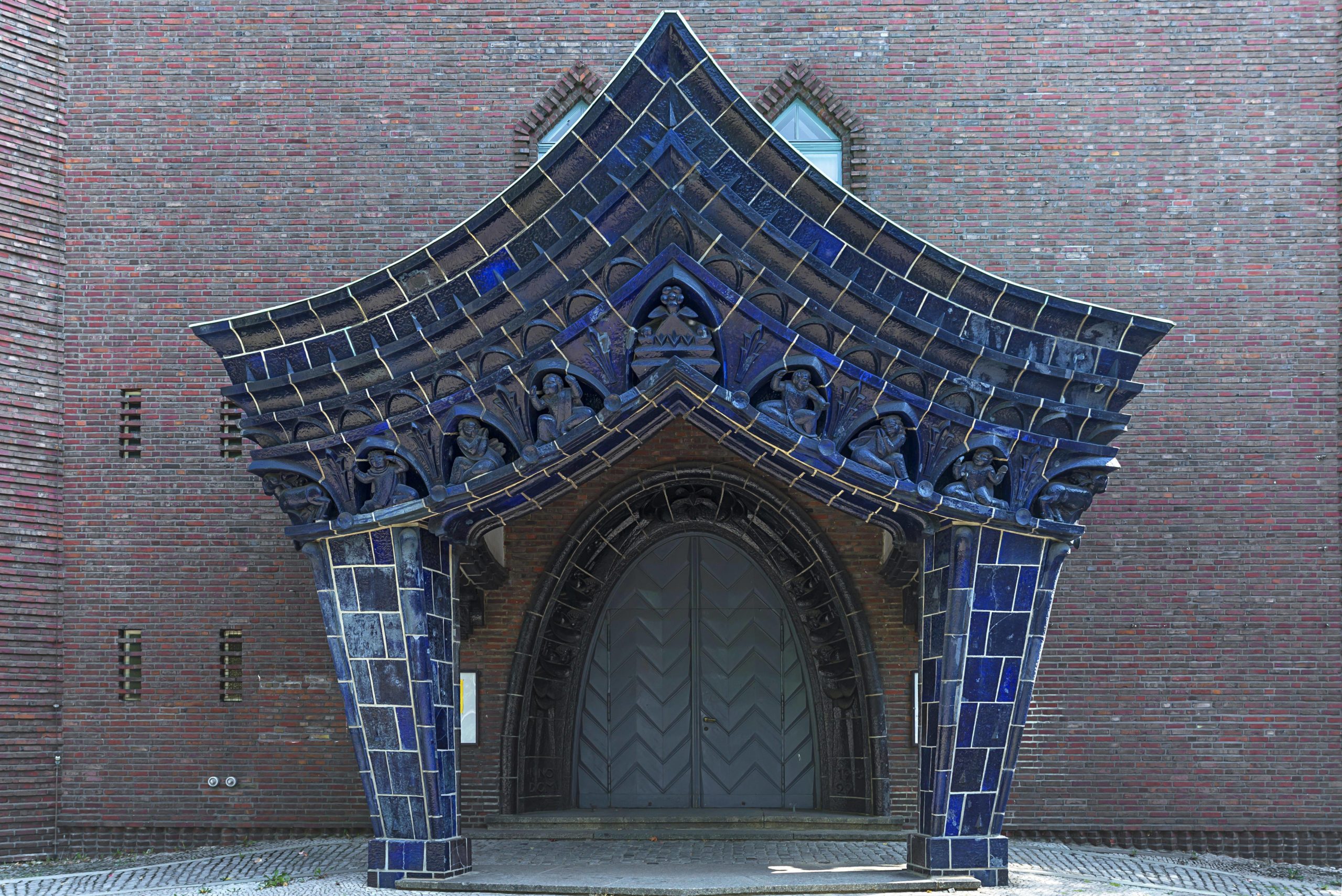 Expressionismus Architektur Blaue Keramik und asiatische Formen: Portalvorbau der Kreuzkirche. Foto: Imago/Imagebroker
