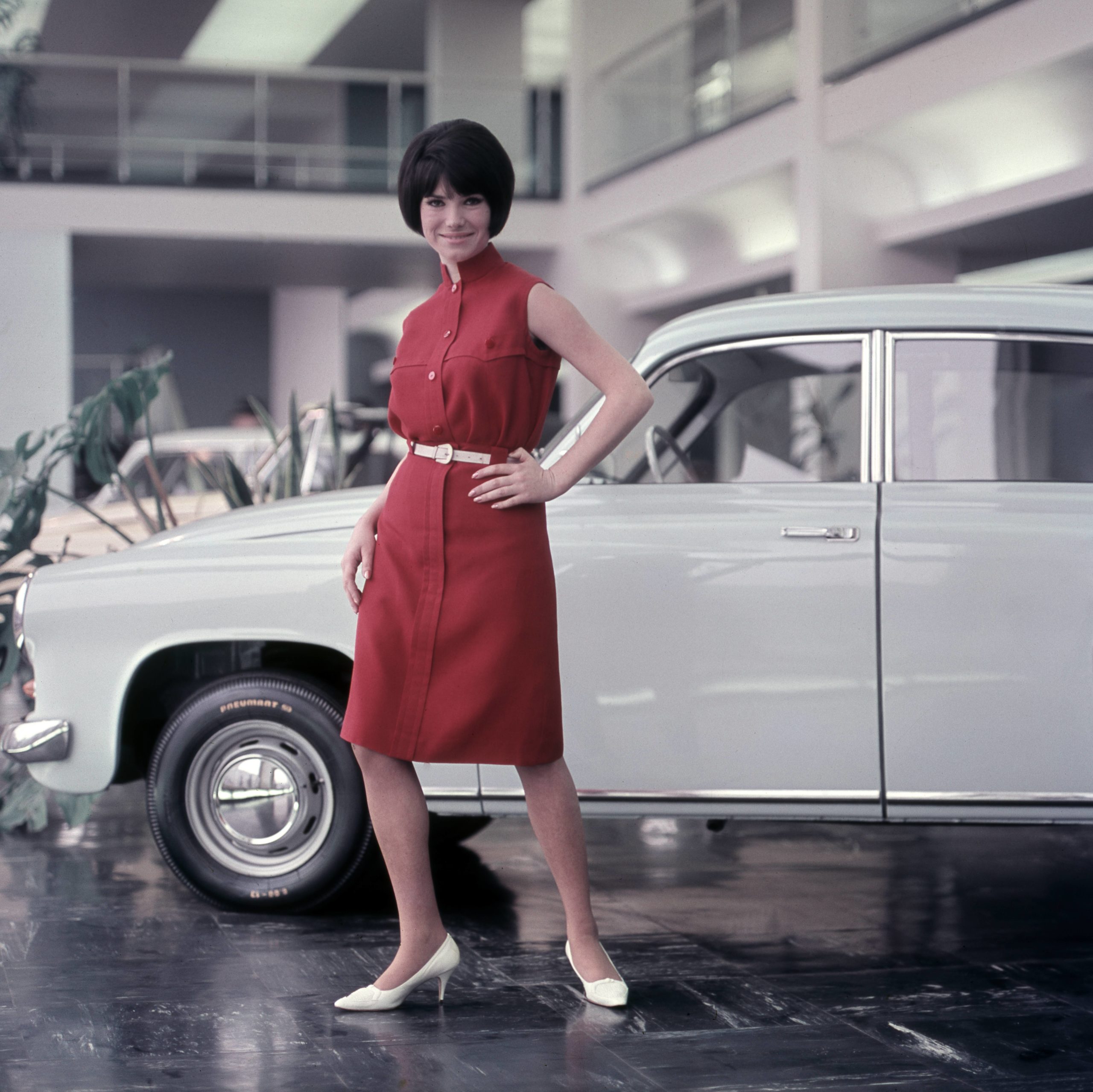 Mode in der DDR: Model zeigt die neueste Damenmode vor einem Trabant P50, 1970er-Jahre. Foto: Imago/Frank Sorge