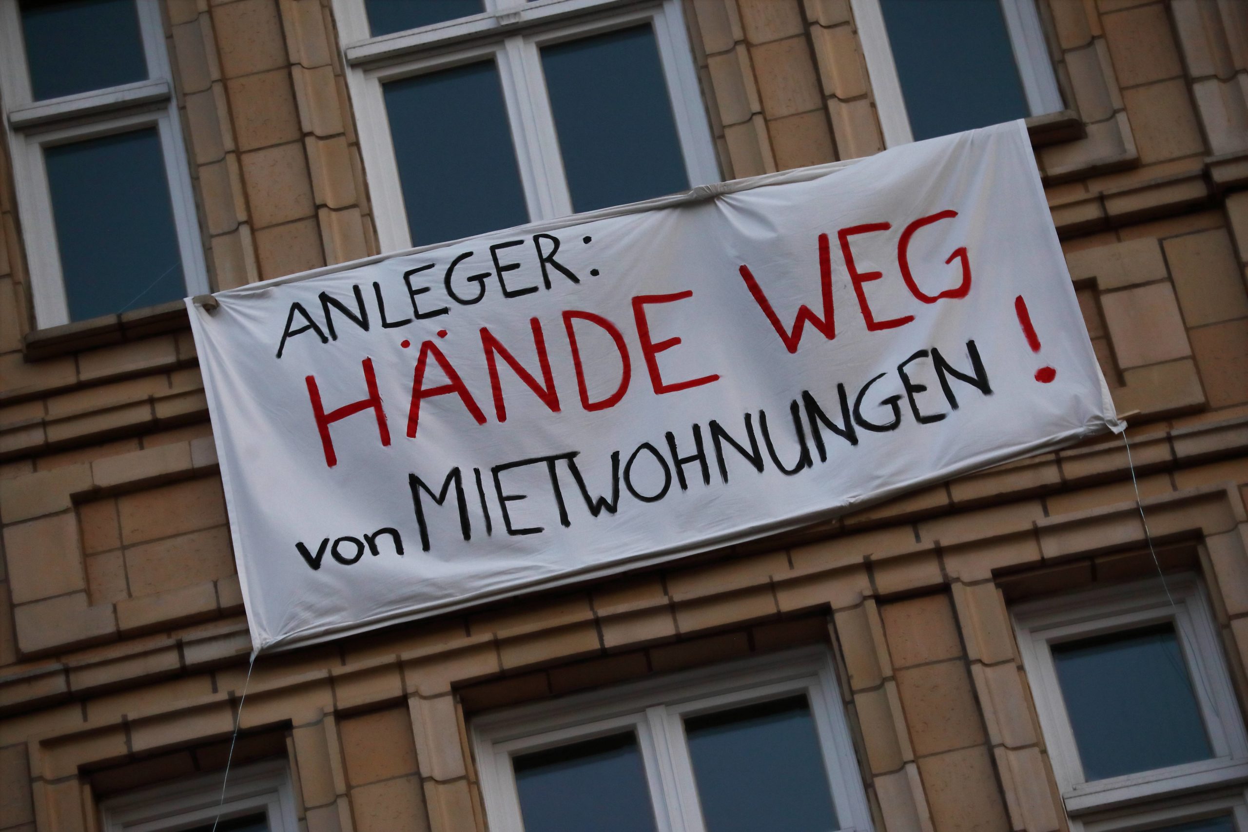 Sozialwohnungen sind heute Luxus: Protesttransparente an der Fassade eines Hauses in der Karl-Marx-Allee. Foto: Imago/ Müller Stauffenberg