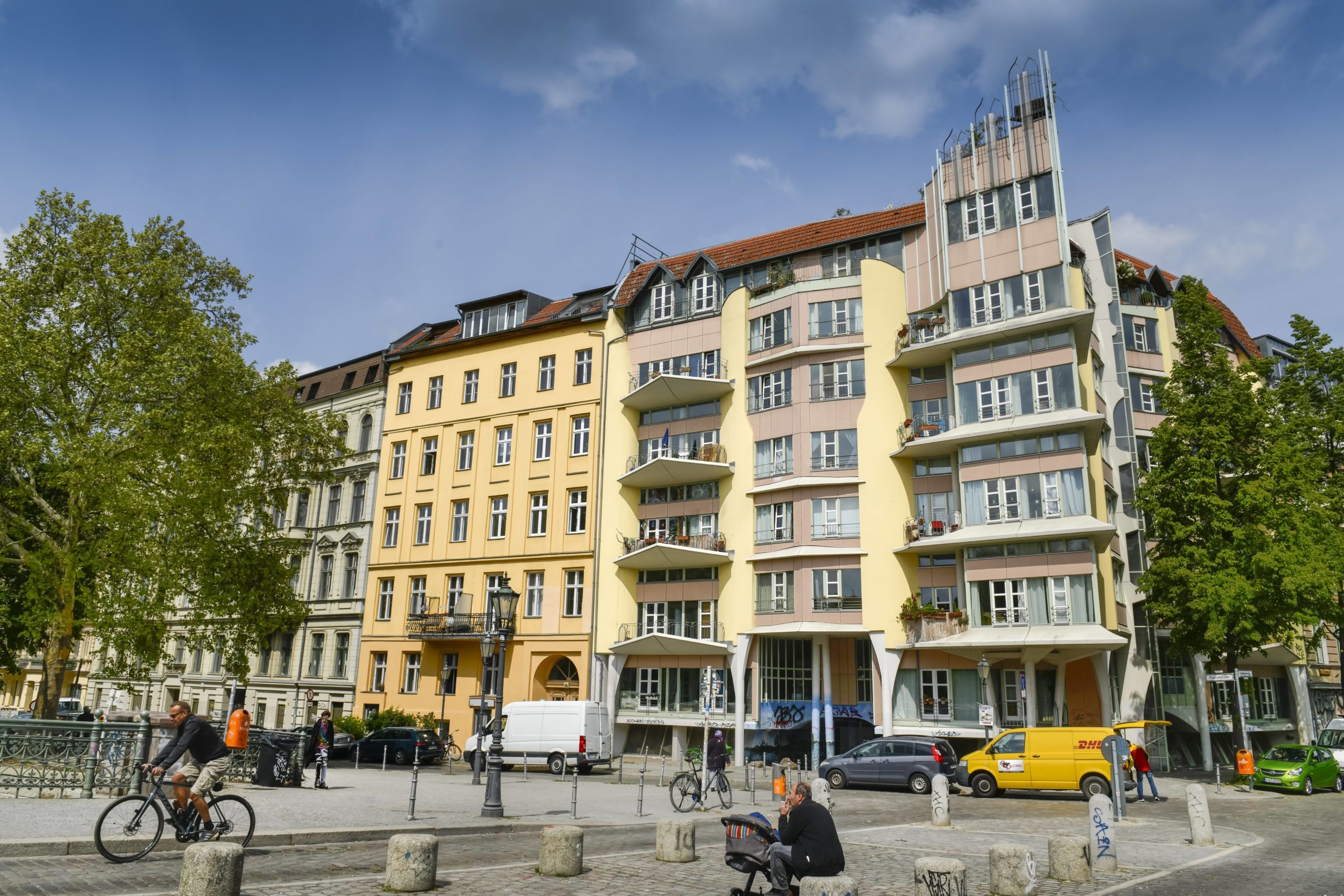 Man liebt oder hasst diese Architektur: Wohnhaus von Hinrich Baller an der Admiralbrücke in Kreuzberg. Foto: Imago/Schöning