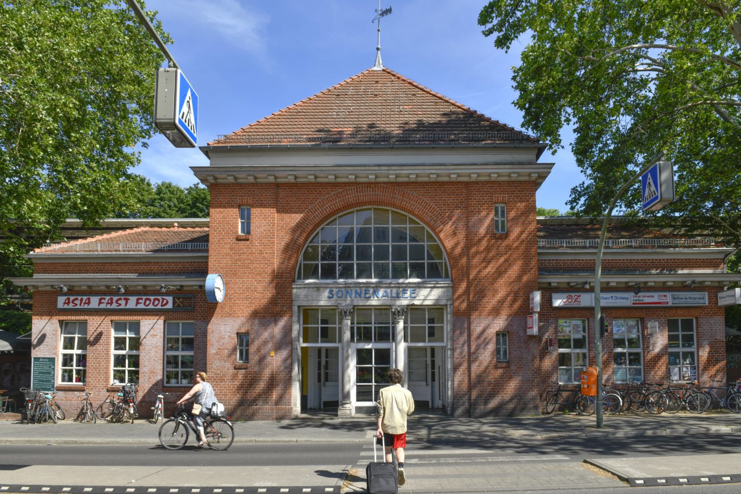 Ringbahn Berlin: Sonniger Tag am Bahnhof Sonnenallee. Foto: Imago/Schöning