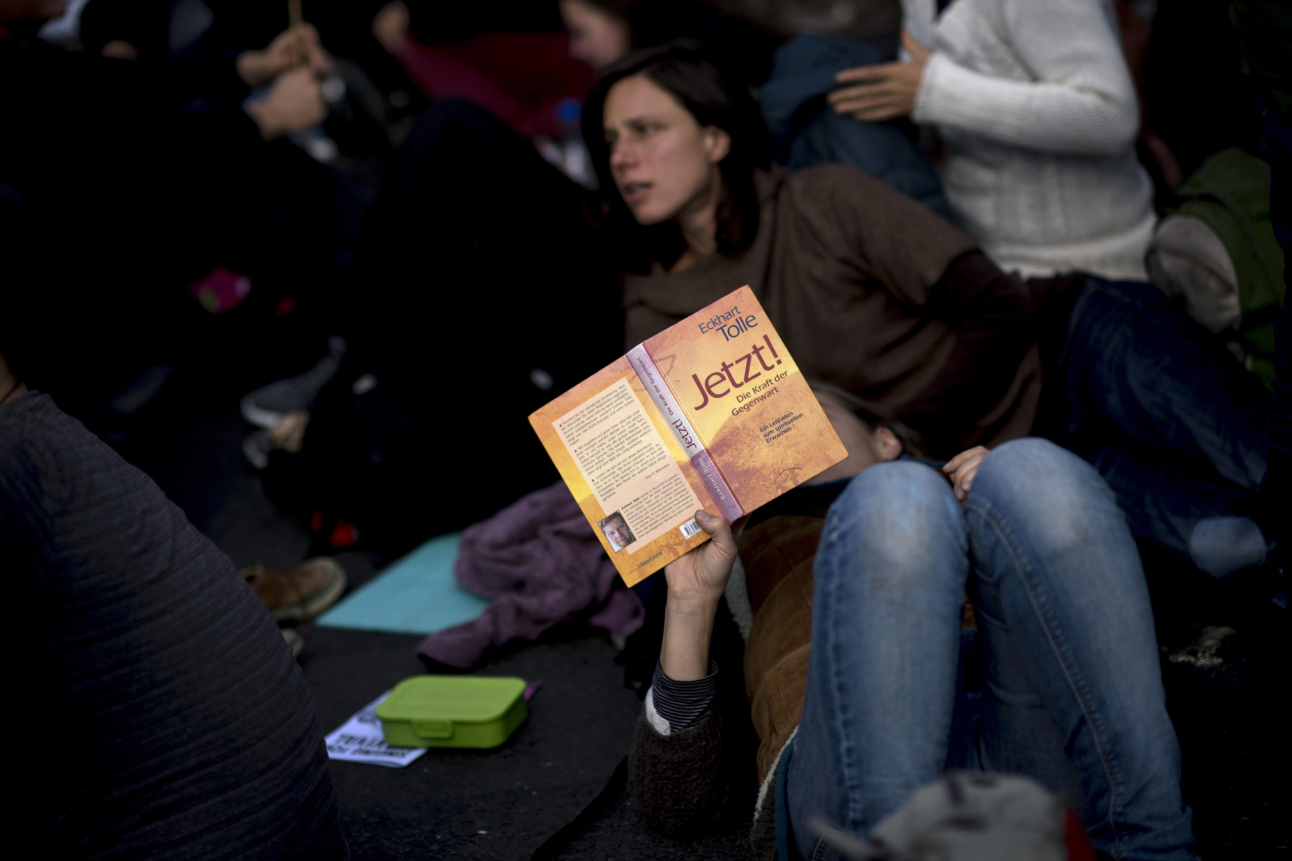 Esoterik in Berlin: Eckhart Tolle als Lektüre während einer "Extinction Rebellion"-Protestaktion am Potsdamer Platz 2019.   Foto: Imago/IPON