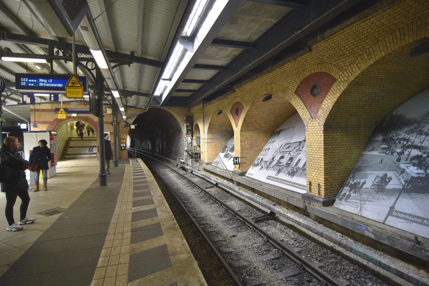 Es gab eine Zeit vor den Arcaden: Erinnerungsfotos am Bahnhof Schönhauser Allee. Foto: Imago/PEMAX