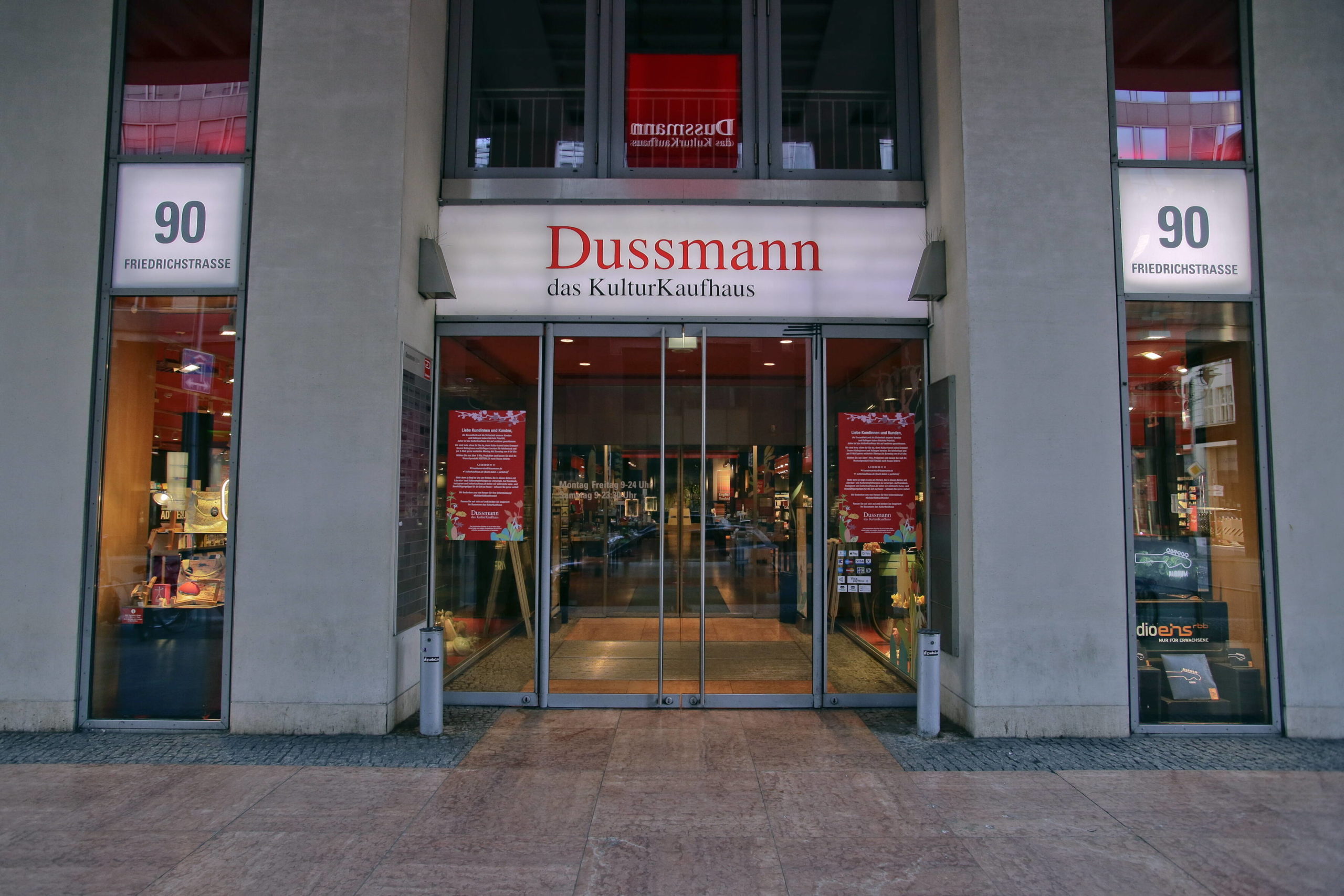 Englische Bücher kaufen in Berlin Dussmann ist der perfekte Ort, um sich an einem grauen Herbstabend auf die Suche nach neuen Englischen Büchern zu machen.