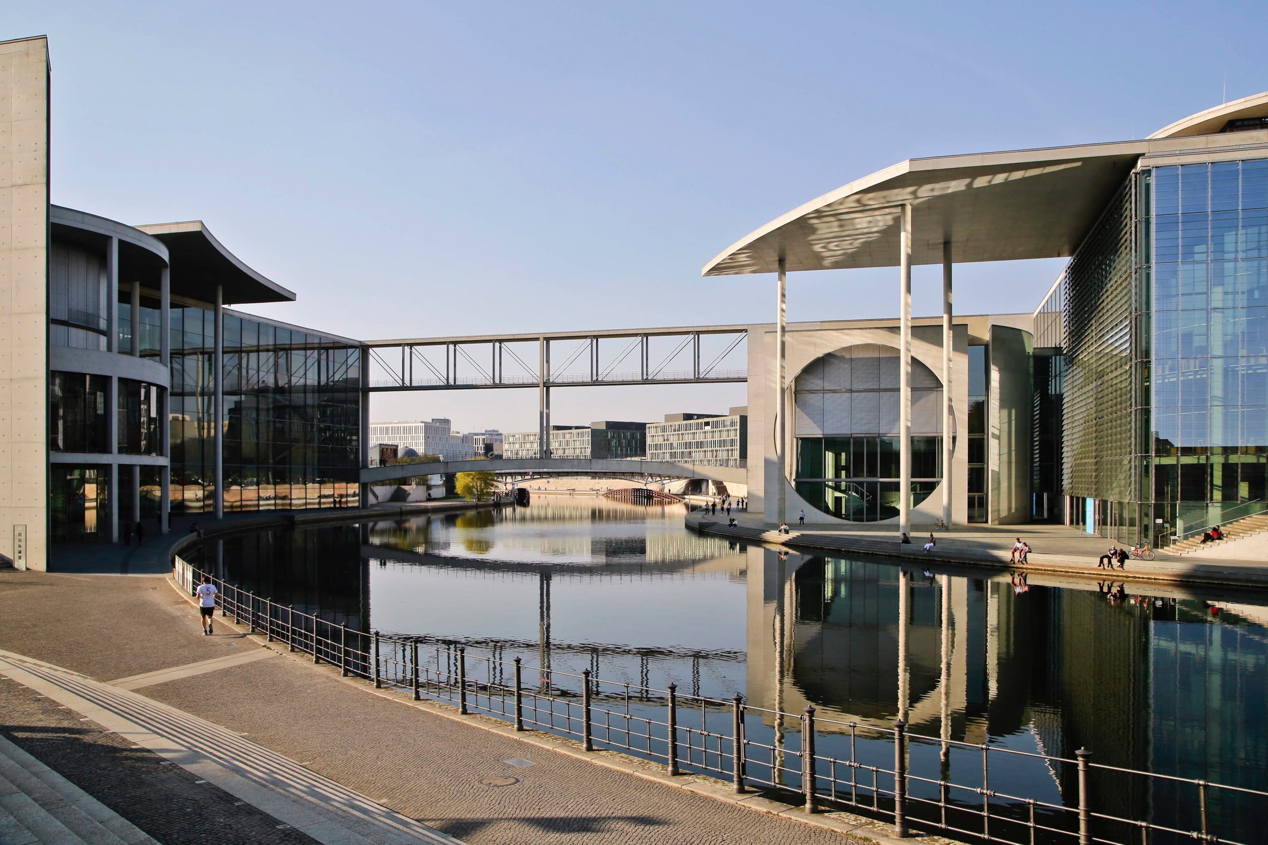 Regierungsviertel Berlin: Regierungsviertel am Spreebogen mit dem Paul-Loebe-Haus, links und dem Marie-Elisabeth-Lüders-Haus, rechts. Foto: Imago/Reiner Zensen