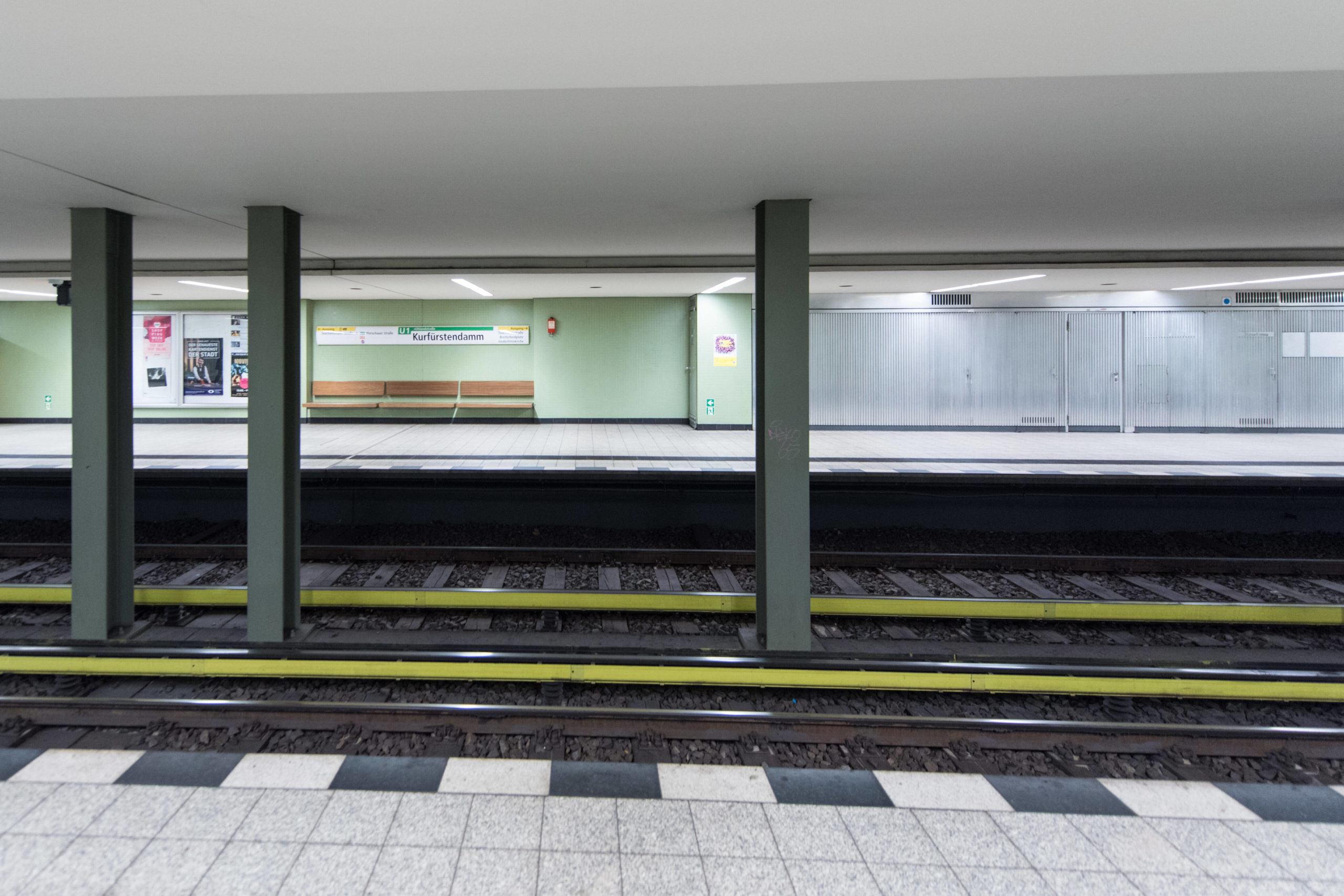 So menschenleer sieht man den Bahnhof Kurfürstendamm selten. Foto: Imago/Christian Spicker