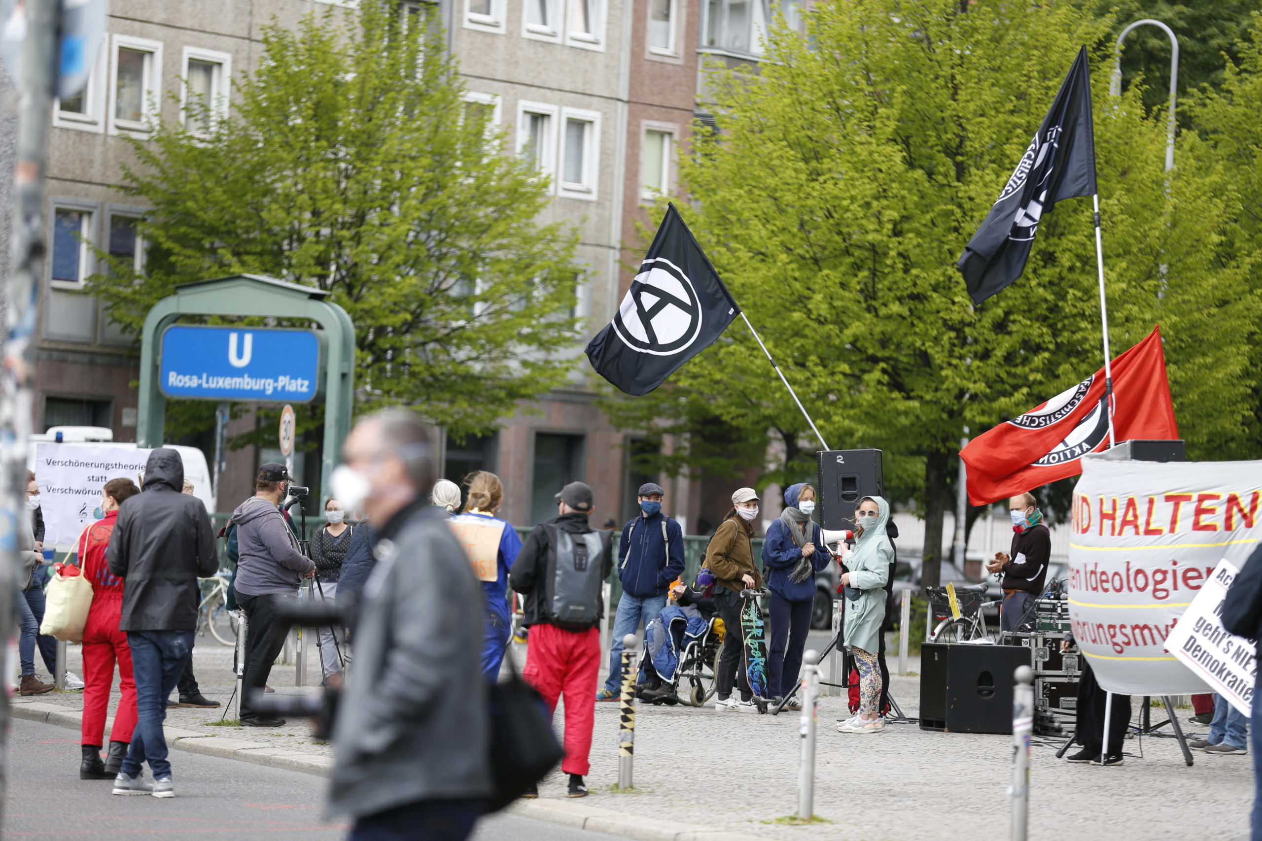 Demonstration am Rosa-Luxemburg-Platz. Foto: Imago/Simone Kuhlmey