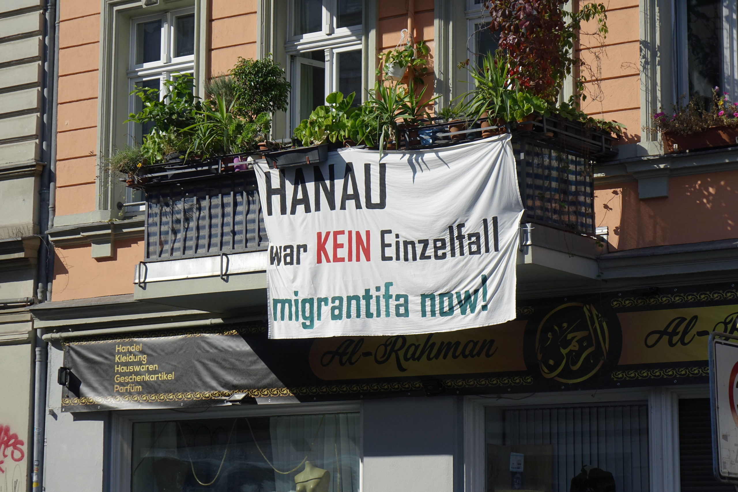 Der Anschlag von Hanau war kein Einzelfall: ein "Migrantifa"-Transparent an einem Berliner Balkon Foto: Imago/Steinach