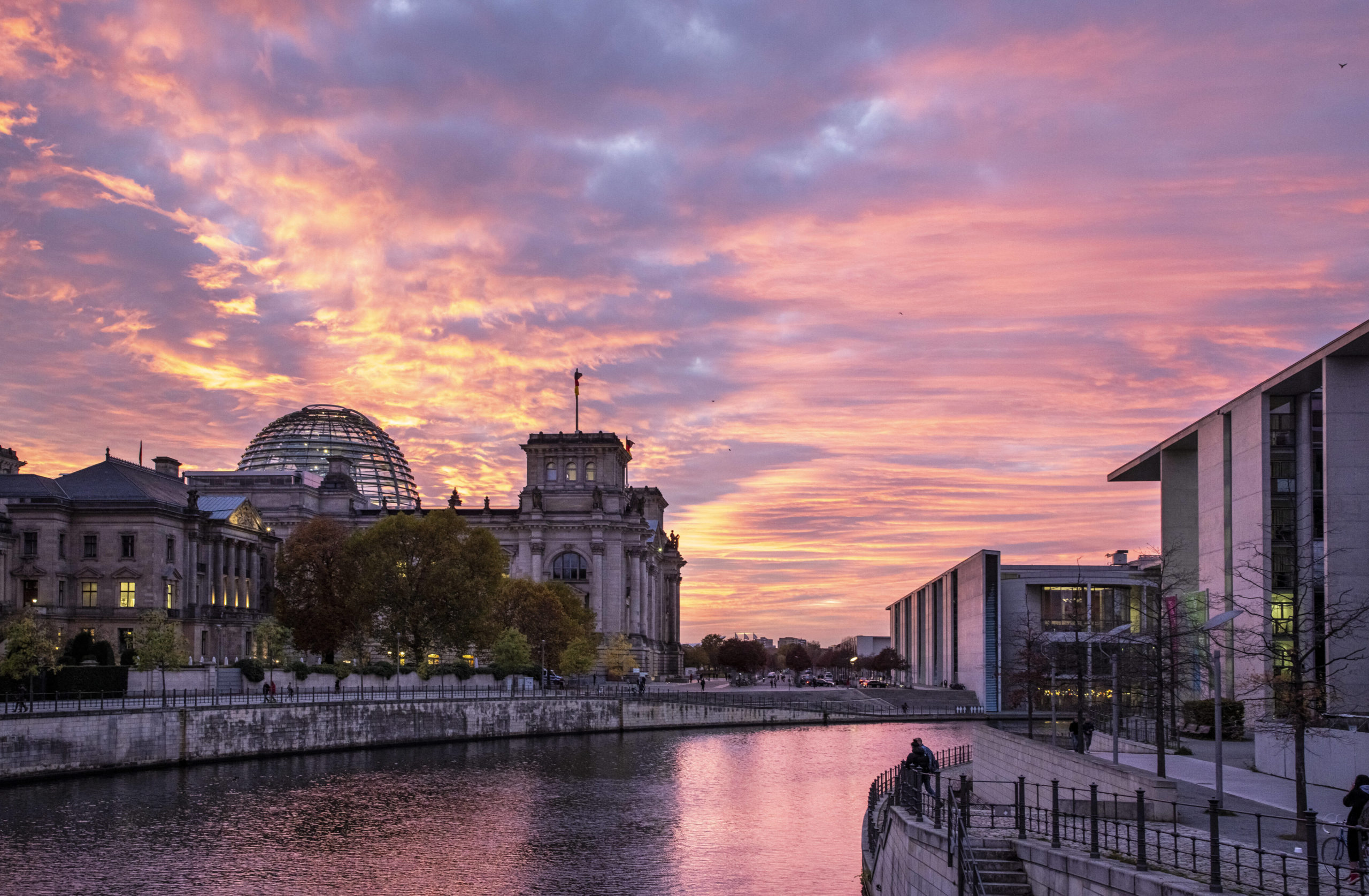 Regierungsviertel Berlin: Das Regierungsviertel in Berlin: Blick über die Spree auf den Reichstag, Paul-Loebe-Haus und die Parlamentarische Gesellschaft. Foto: Imago/Thomas Imo/photothek.net