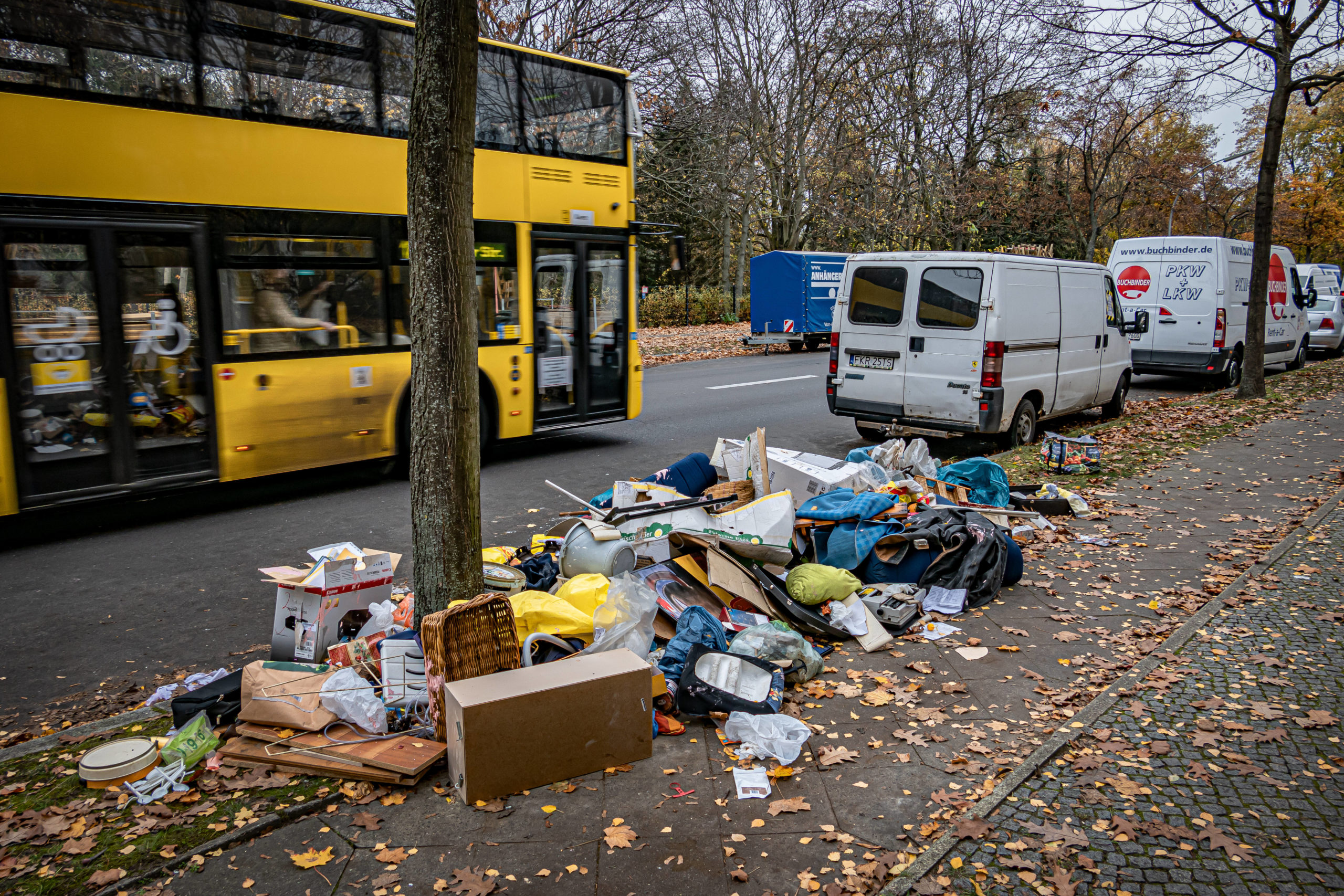 Was Radfahrer nervt: Müll auf einem Radweg in Reinickendorf. Foto: Imago/Ritter