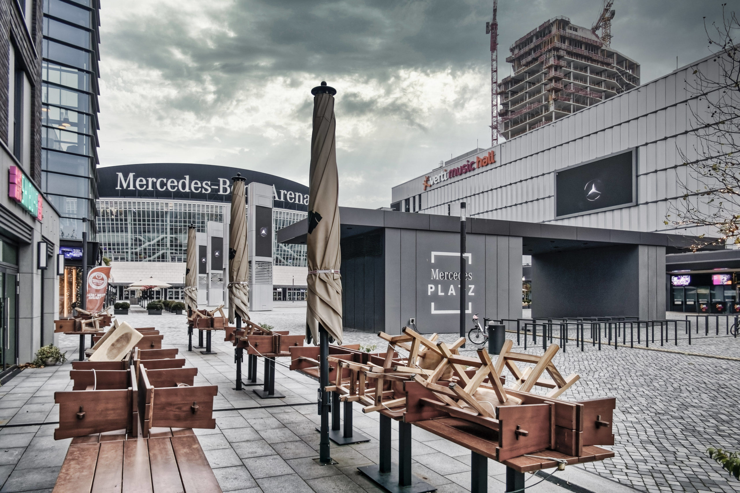 Wenig einladend: Der Mercedes-Platz hat die Aufenthaltsqualität eines videoüberwachten Raststätten-Parkplatzes. Foto: Imago/Travel-Stock-Image