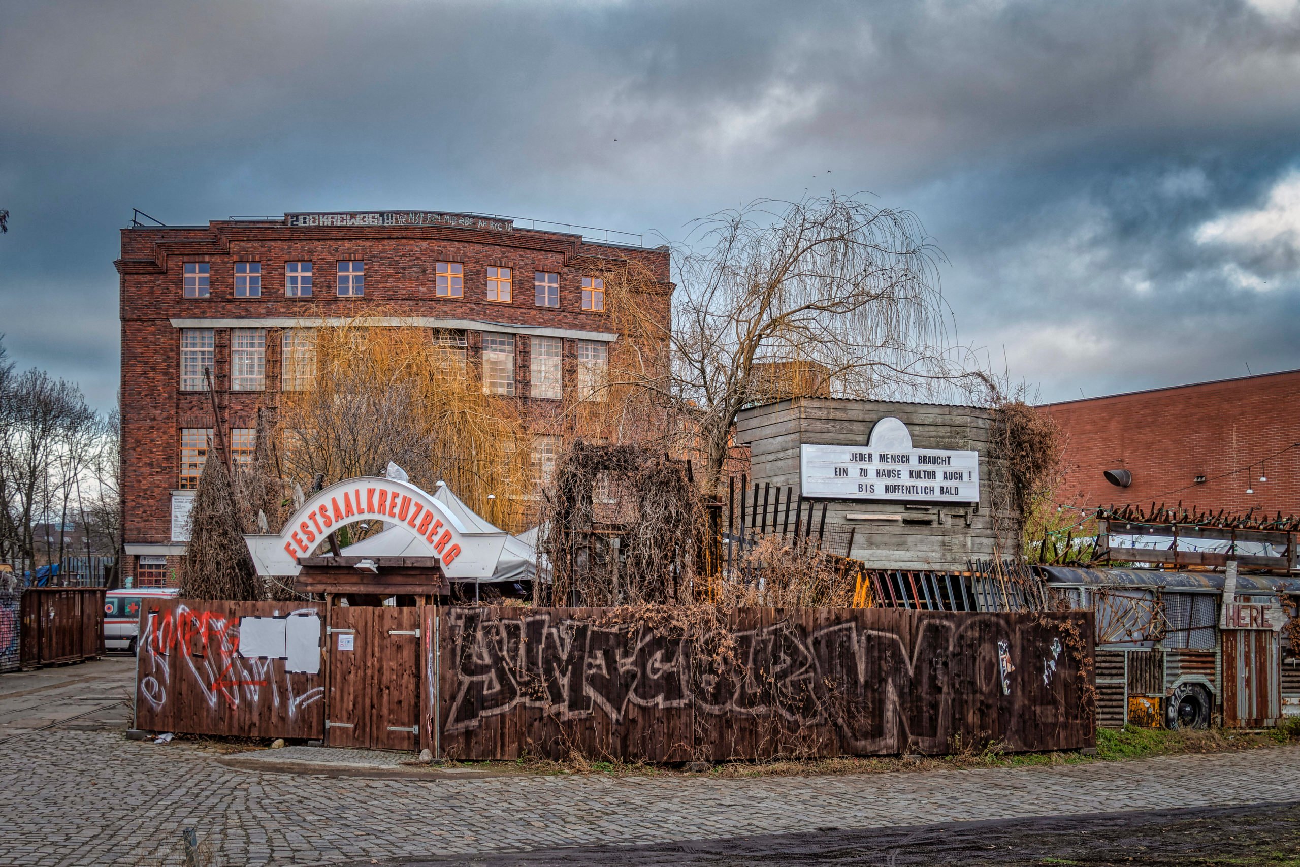 Der Festsaal Kreuzberg Anfang 2021. Die Location öffnet wieder – als Wärmehalle für obdachlose Menschen. Foto: Imago/Jürgen Held