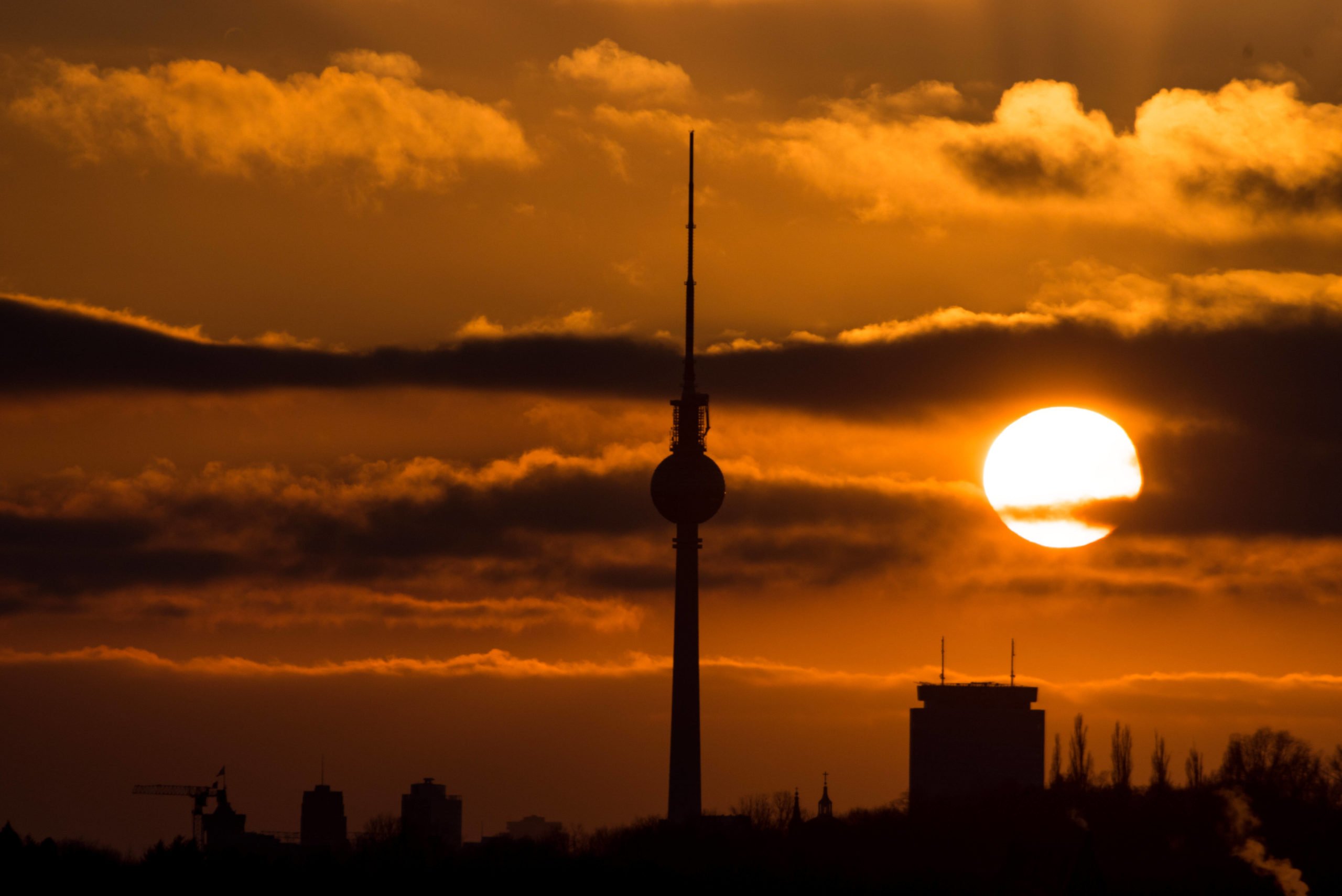 Berlin bekannt für: Markant zu jeder Tages- und Nachtzeit, der Berliner Fernsehturm. Foto: Imago/Christian Spicker