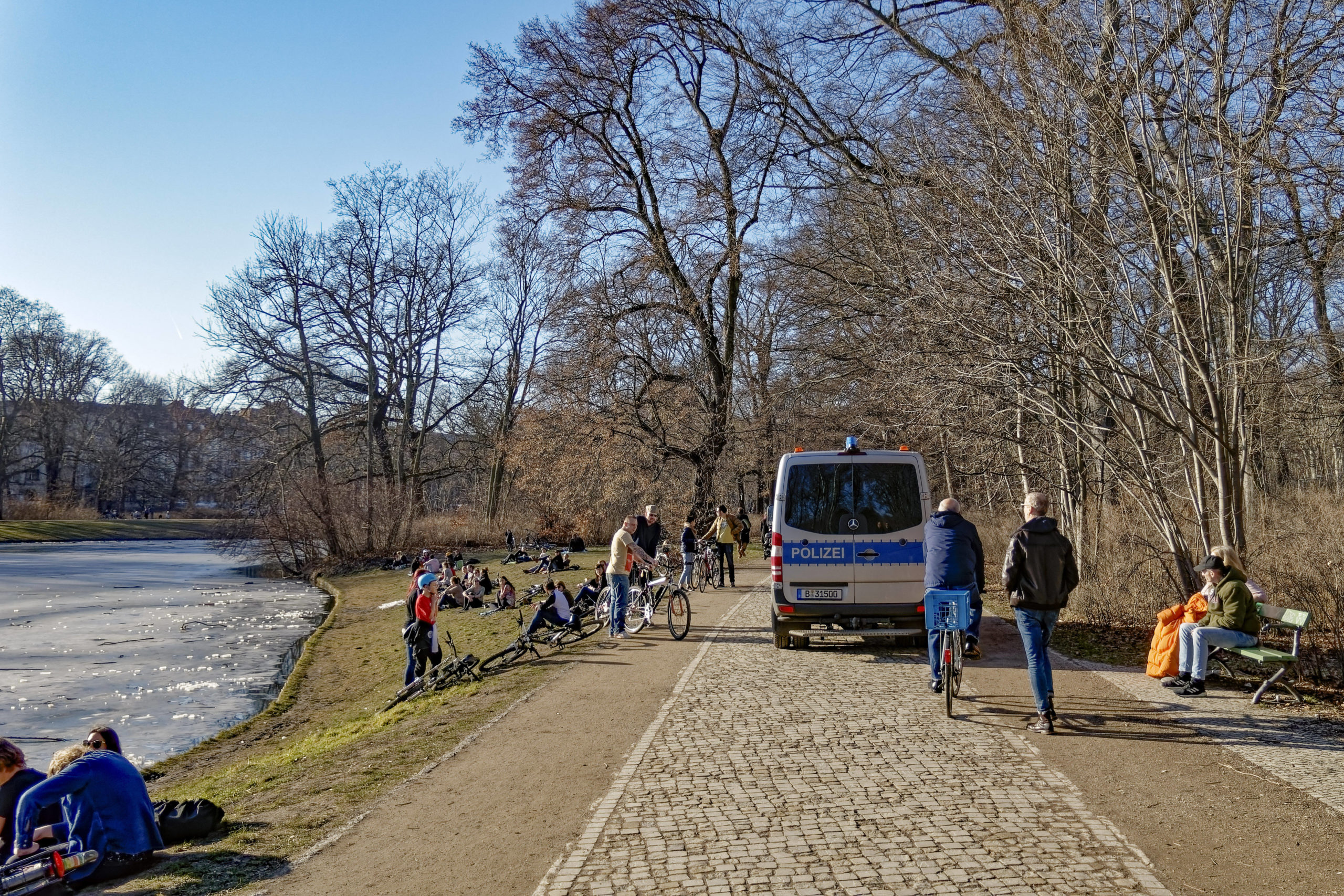 Berlin Die Berliner Polizei kontrollierte die Einhaltung der Abstandsregeln auch im Treptower Park. In dem großen Park war das noch verhältnismäßig gut möglich.