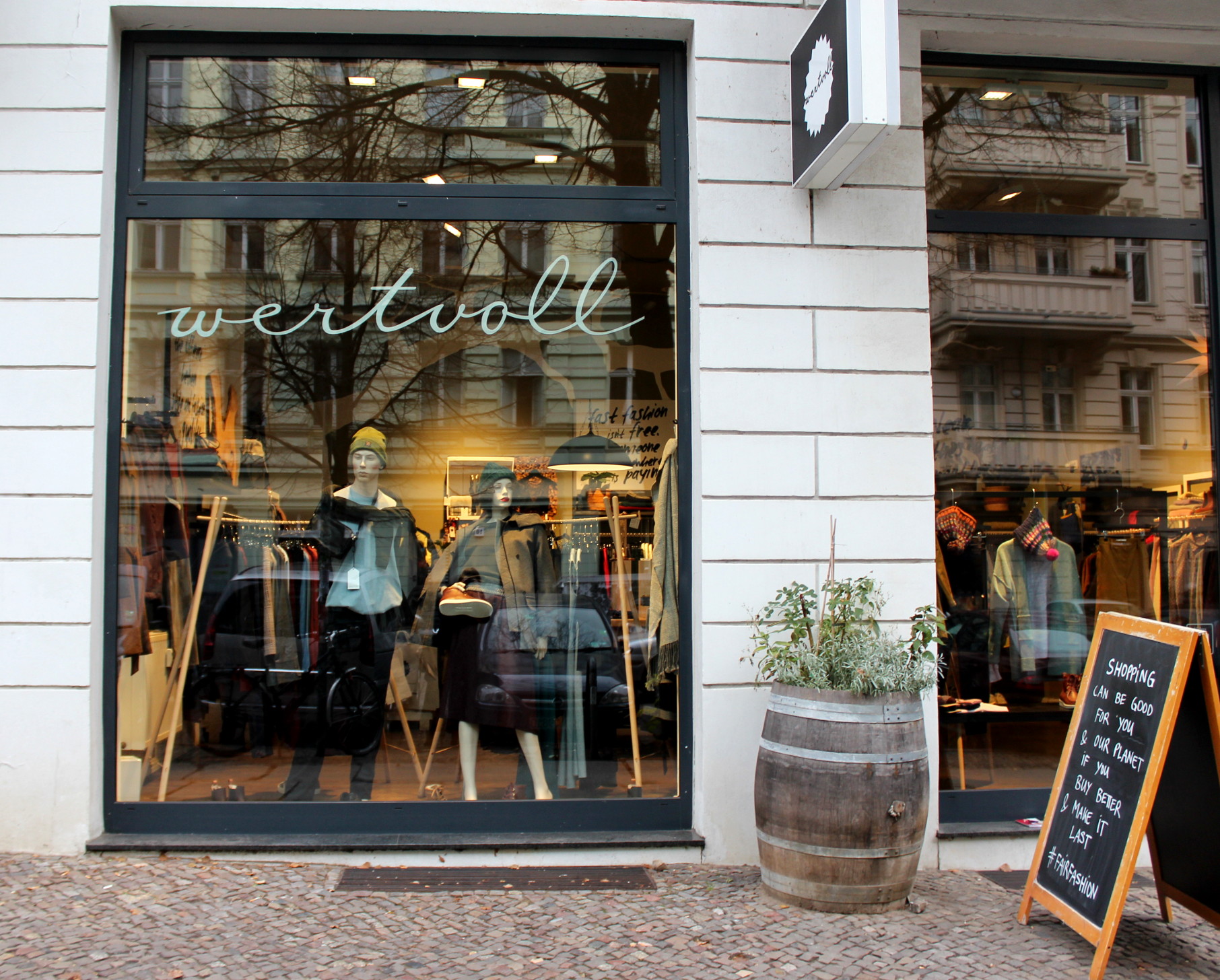 vegane Kleidung kaufen in Berlin Wertvoll in Prenzlauer Berg setzt mit seinem Sortiment ein Zeichen gegen die schmutzige Modeindustrie – und für nachhaltige Qualität.