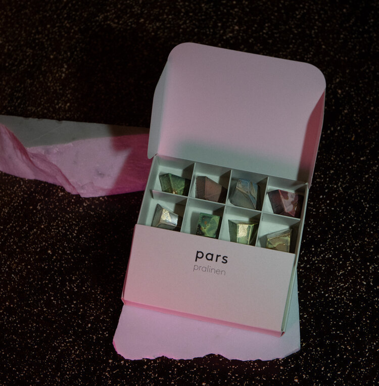 Kunst zum Vernaschen: Süßes zum Valentinstag gibt es in der Box von Pars Pralinen. Foto: Pujan Shakupa
