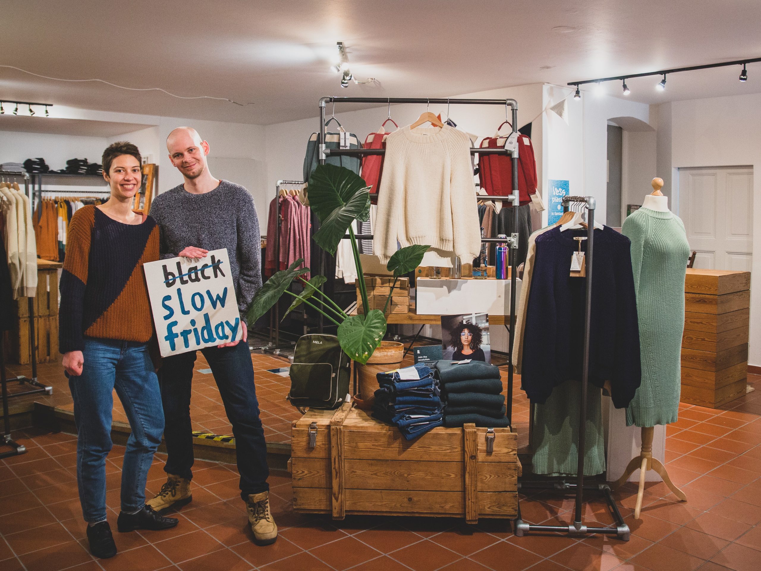 vegane Kleidung kaufen in Berlin Die beiden Gründer:innen von Slow Friday fanden in Berlin nicht die nachhaltige Mode, die sie sich wünschten – und eröffneten daraufhin ihr Geschäft in Mitte.