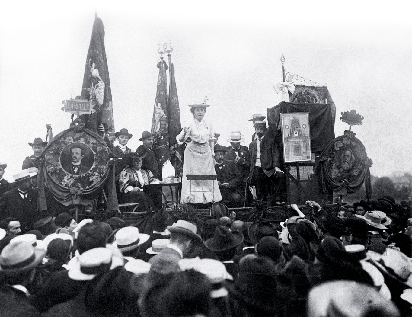 Rosa Luxemburg bei einer Ansprache, 1907. Foto: Gemeinfrei