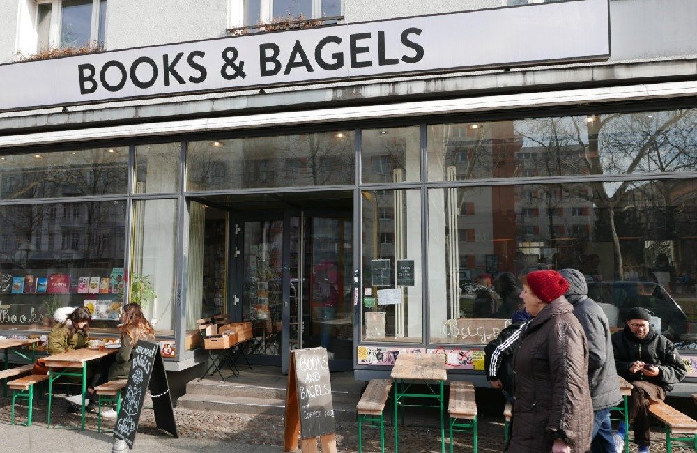 Englische Bücher kaufen in Berlin Treffpunkt für Hipster und Literaten: Books & Bagels an der Warschauer Straße. 