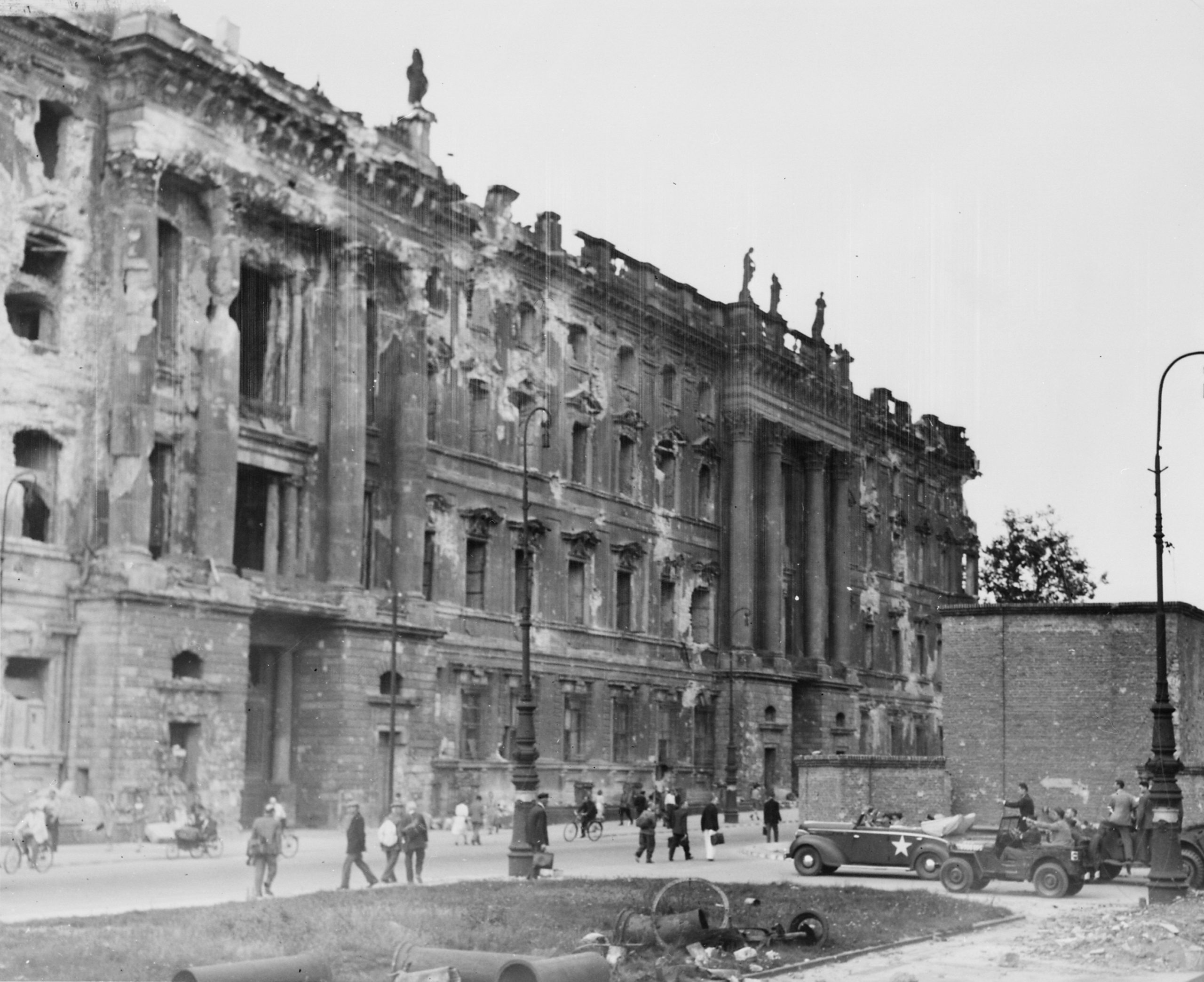 Berliner Schloss: Ansicht des beschädigten Südflügels am Schlossplatz, 1945. Foto: Gemeinfrei
