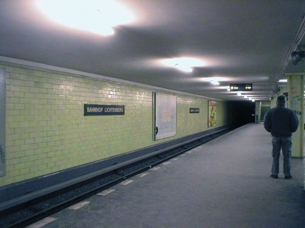 Der Berliner U-Bahnhof Lichtenberg vor der Renovierung 2004 noch nahezu im Originalszustand. Foto: Wikipedia/gemeinfrei