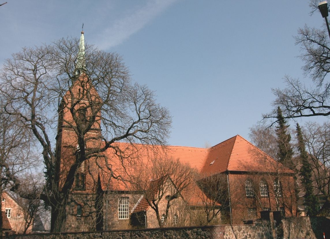 Auch in Heinersdorf dominiert die Kirche den alten Dorfkern. Foto: Jonathan Groß/Wikimedia Commons/CC BY SA 2.5