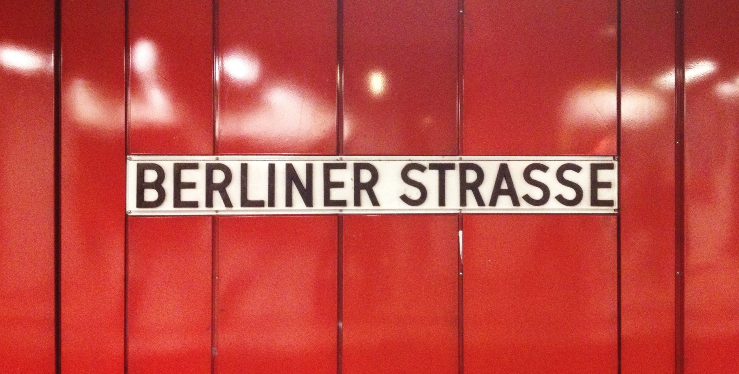 Sowohl die Bahnsteige der U7 als auch der U9 sind mit roten Platten versehen. Foto: Jon Worth/Wikimedia Commons/CC BY 2.0