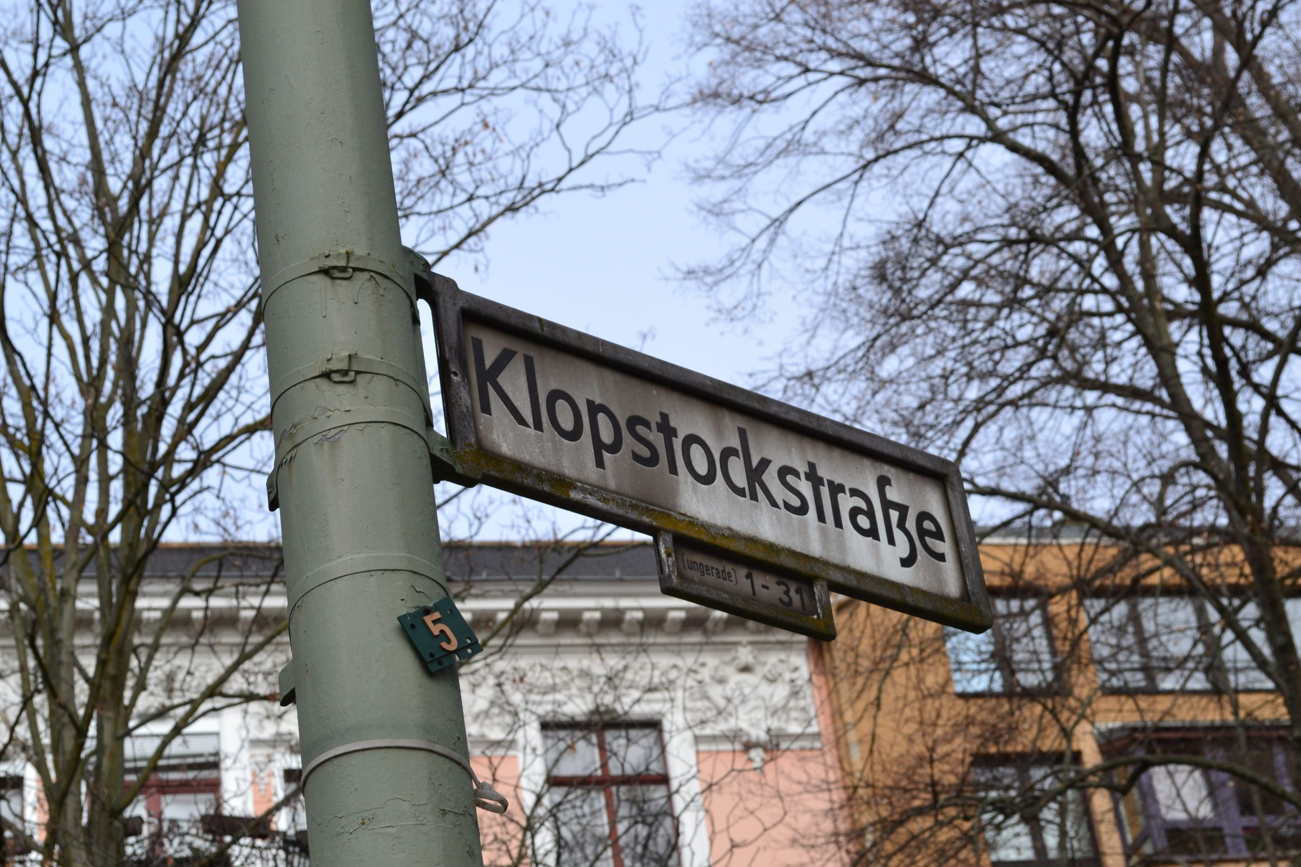 Straßenschild der Klopstockstraße. Wohnen hier ist ziemlich teuer, die Straße ist eine der teuersten in Berlin.  Foto: tipBerlin