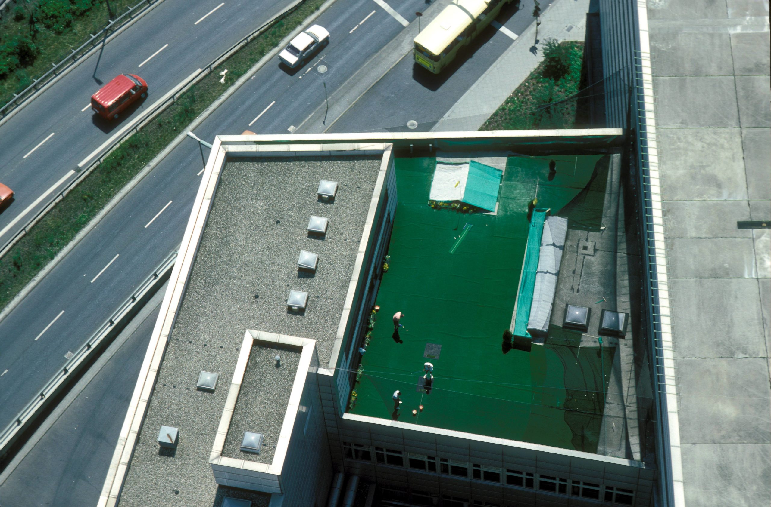 Golf auf einem Gebäude des Steglitzer Kreisels, um 1992. Foto: Imago/Günter Schneider