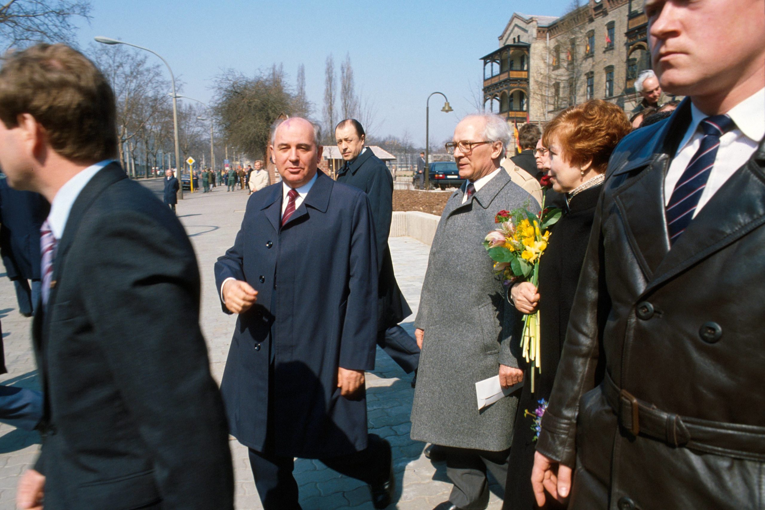 Gorbatschow und Honecker bei der einer Kranzniederlegung in Berlin am Ernst-Thälmann-Denkmal in der Greifswalder Straße. Foto: Imago/Hohfeld