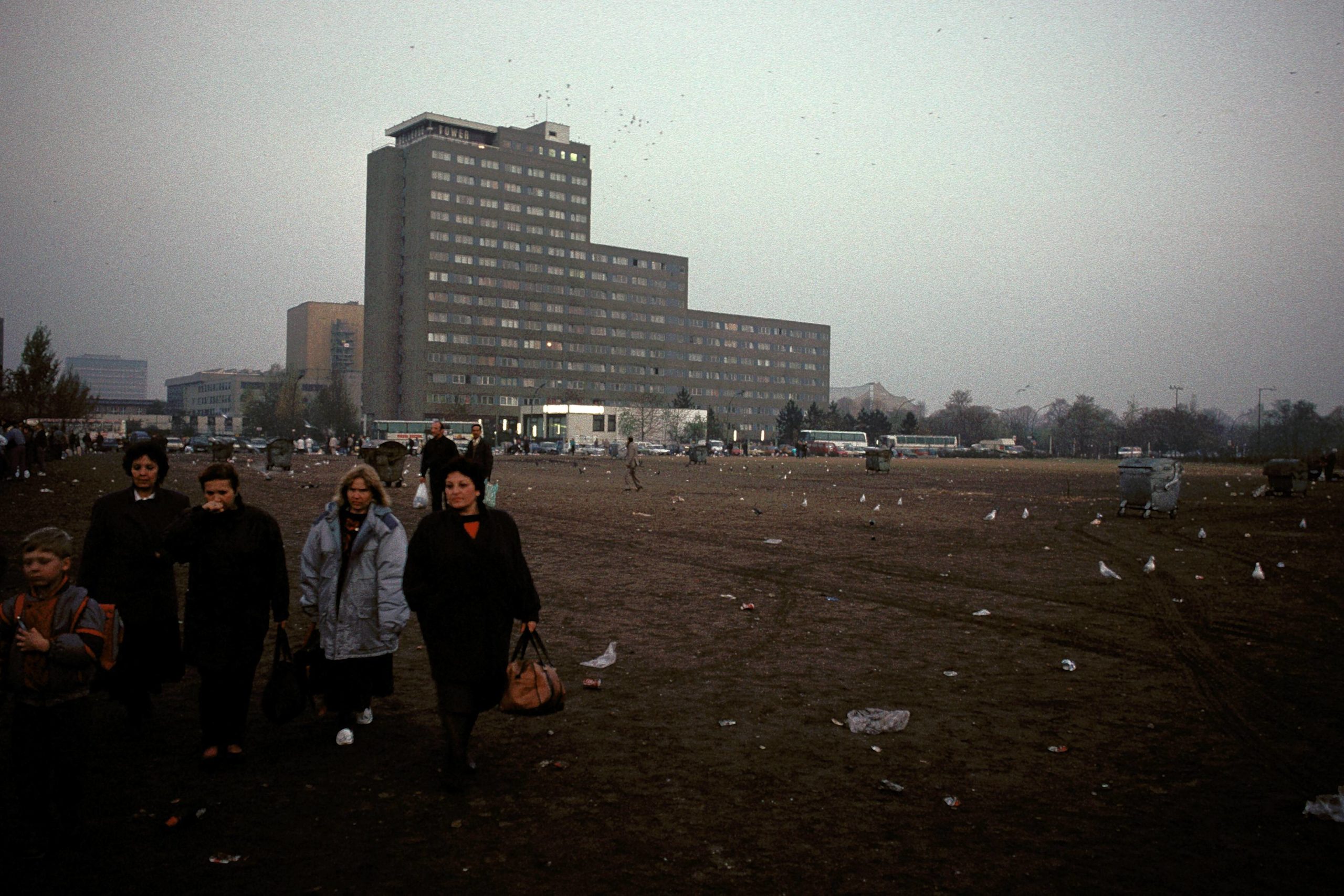 Brachen in Berlin: Der Potsdamer Platz, im Hintergrund das Tower Hotel, 1990. Foto: Imago/Camera4