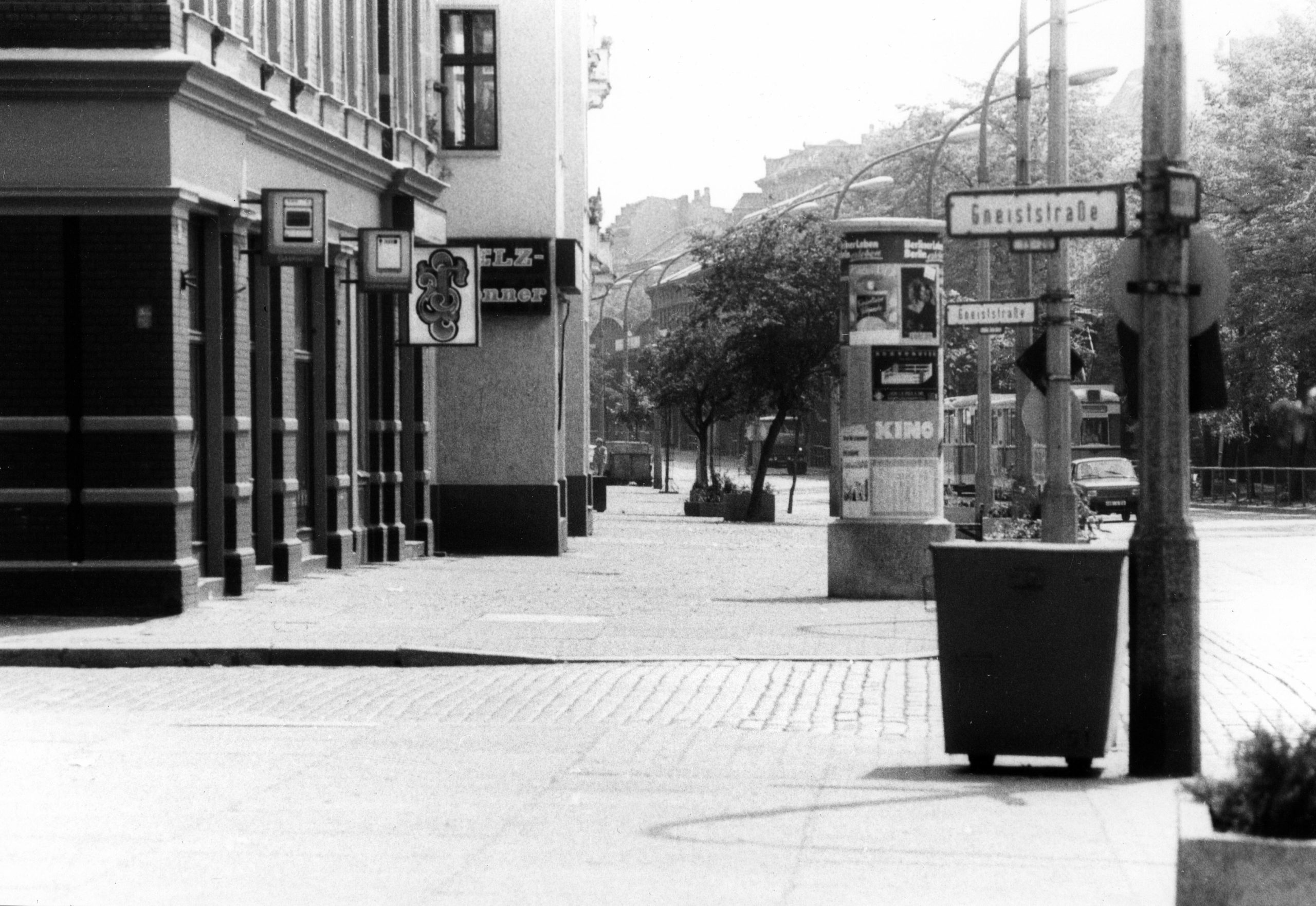 Litfaßsäulen in Berlin: Litfaßsäule an der Schönhauser Allee, 1980er-Jahre. Foto: Imago/Seeliger 