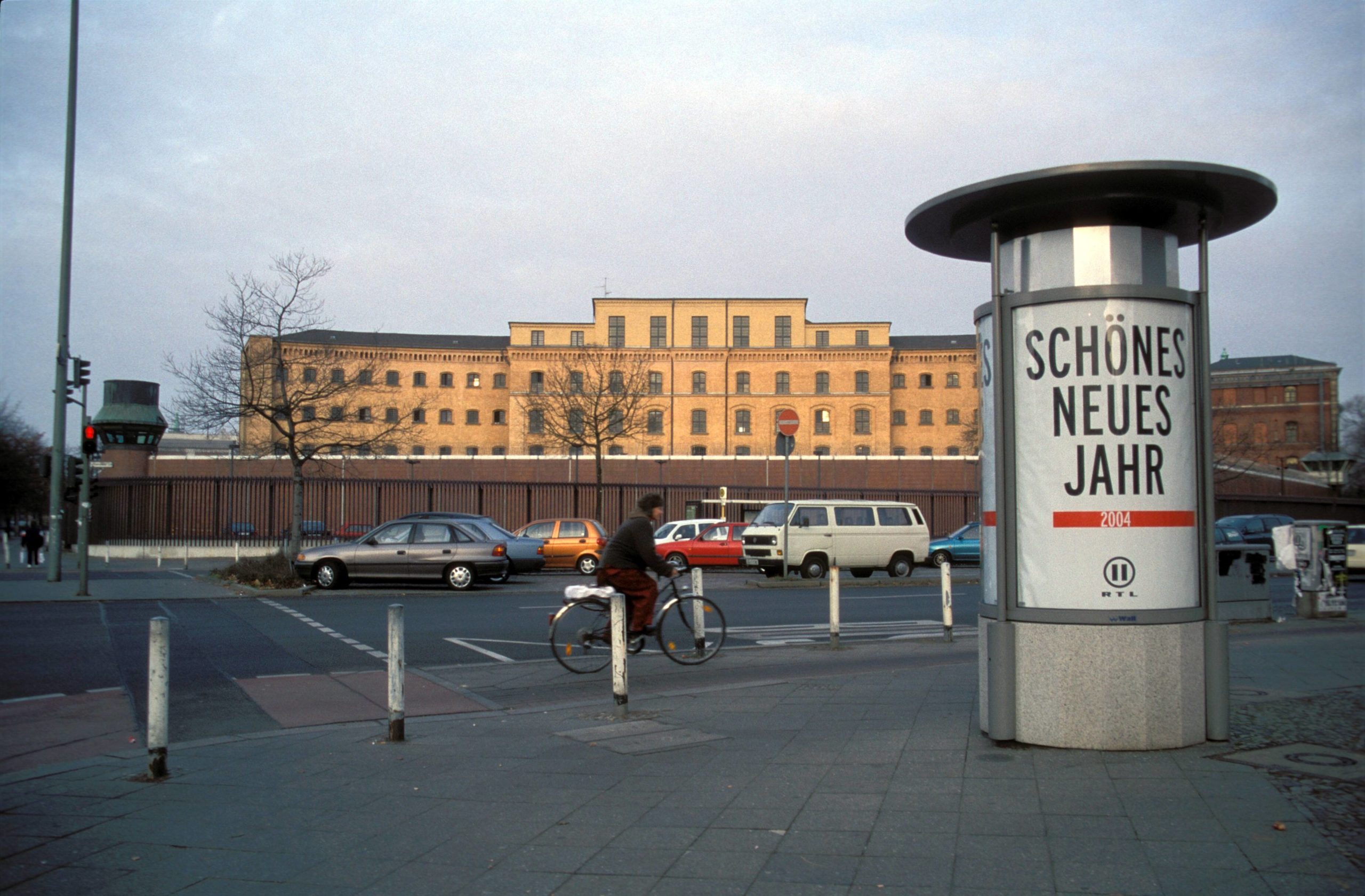 Neue Litfaßsäule der Wall AG vor der Justizvollzuganstalt in Moabit, 2004. Foto: Imago/Steinach