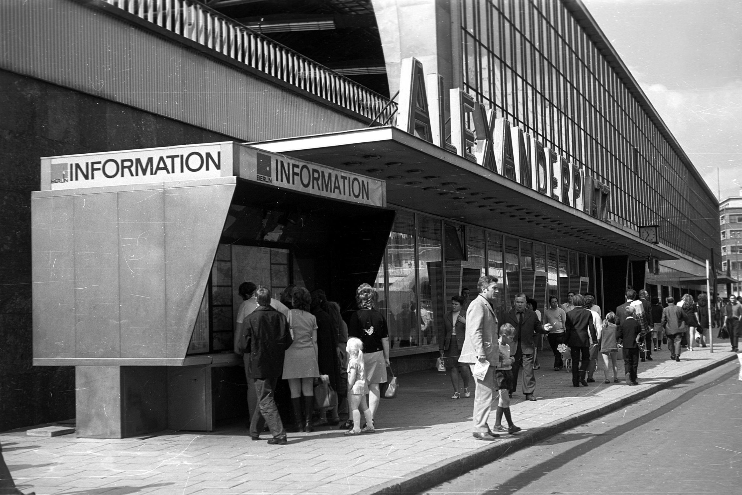 Während der Berliner Teilung lag der Bahnhof Alexanderplatz in Ost-Berlin (ca. 1970) Foto: Imago/Marco Bertram